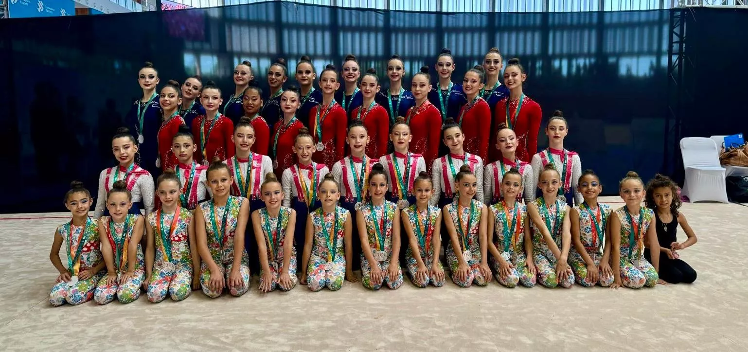 Foto de familia del Club 90 con sus cuatro equipos, bien cargados de medallas.