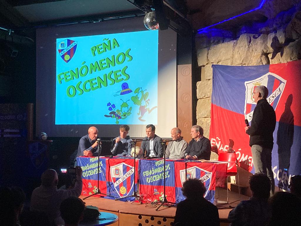 "Tarde de centrocampistas" en la Sala Bendita Ruina, organizada por la Peña Fenómenos Oscenses. Foto: Adrián Mora