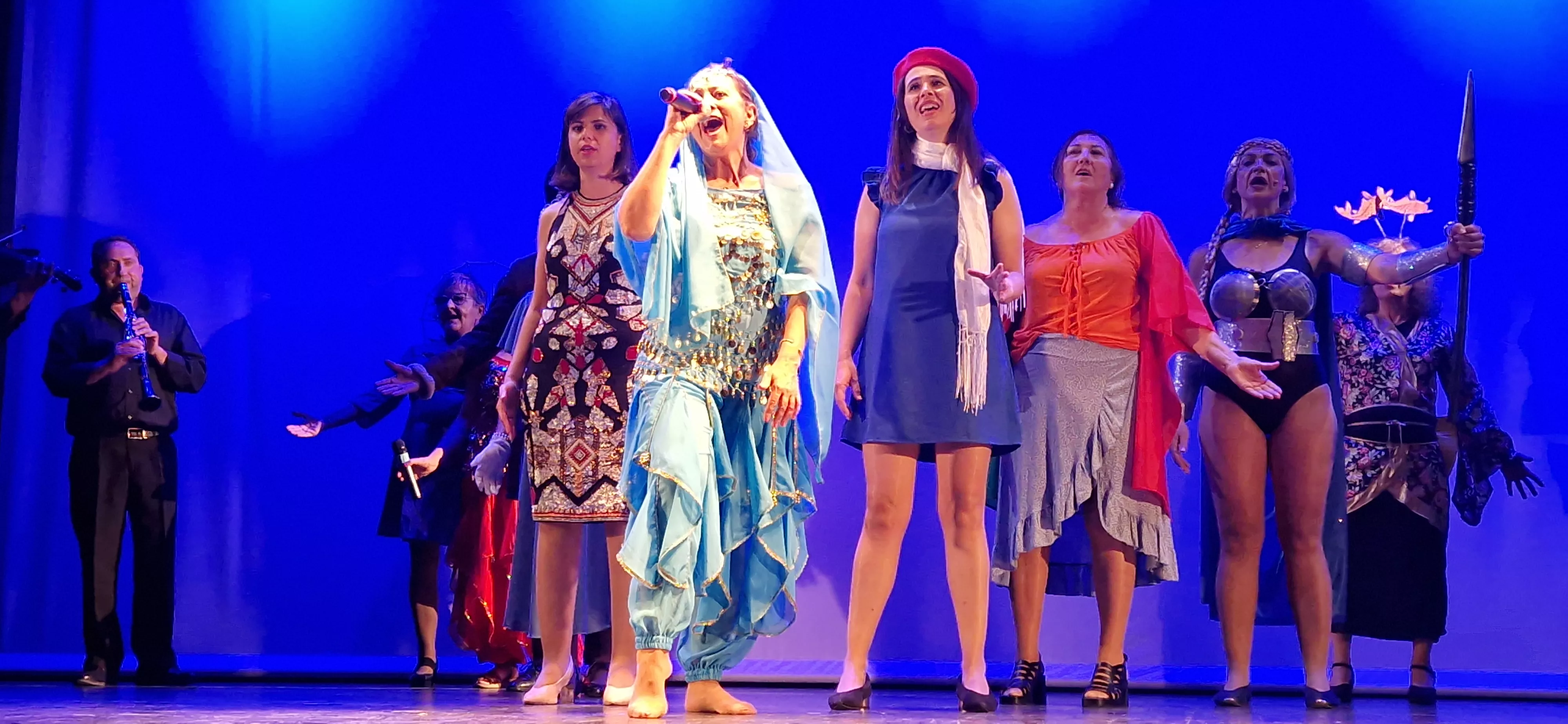 Imágenes del espectáculo "El bolero" de Kandelikas, uno de los grupos de los talleres. Foto Myriam Martínez