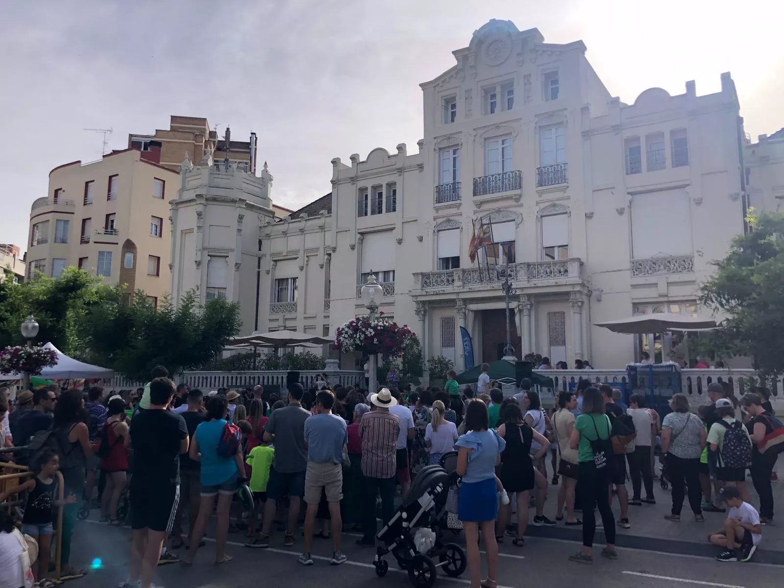  Concentración "por una educación digna y de calidad".