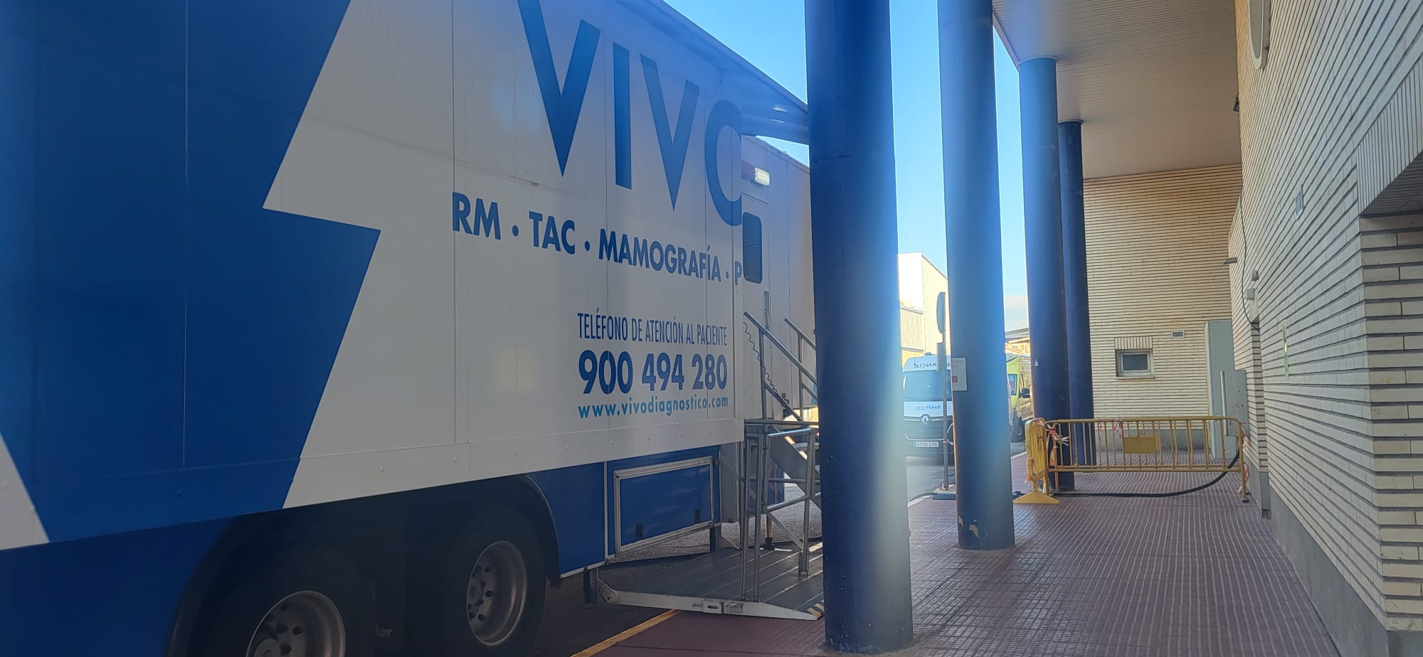 Camión apostado junto a las Urgencias del Hospital Universitario San Jorge de Huesca. Foto Myriam Martínez