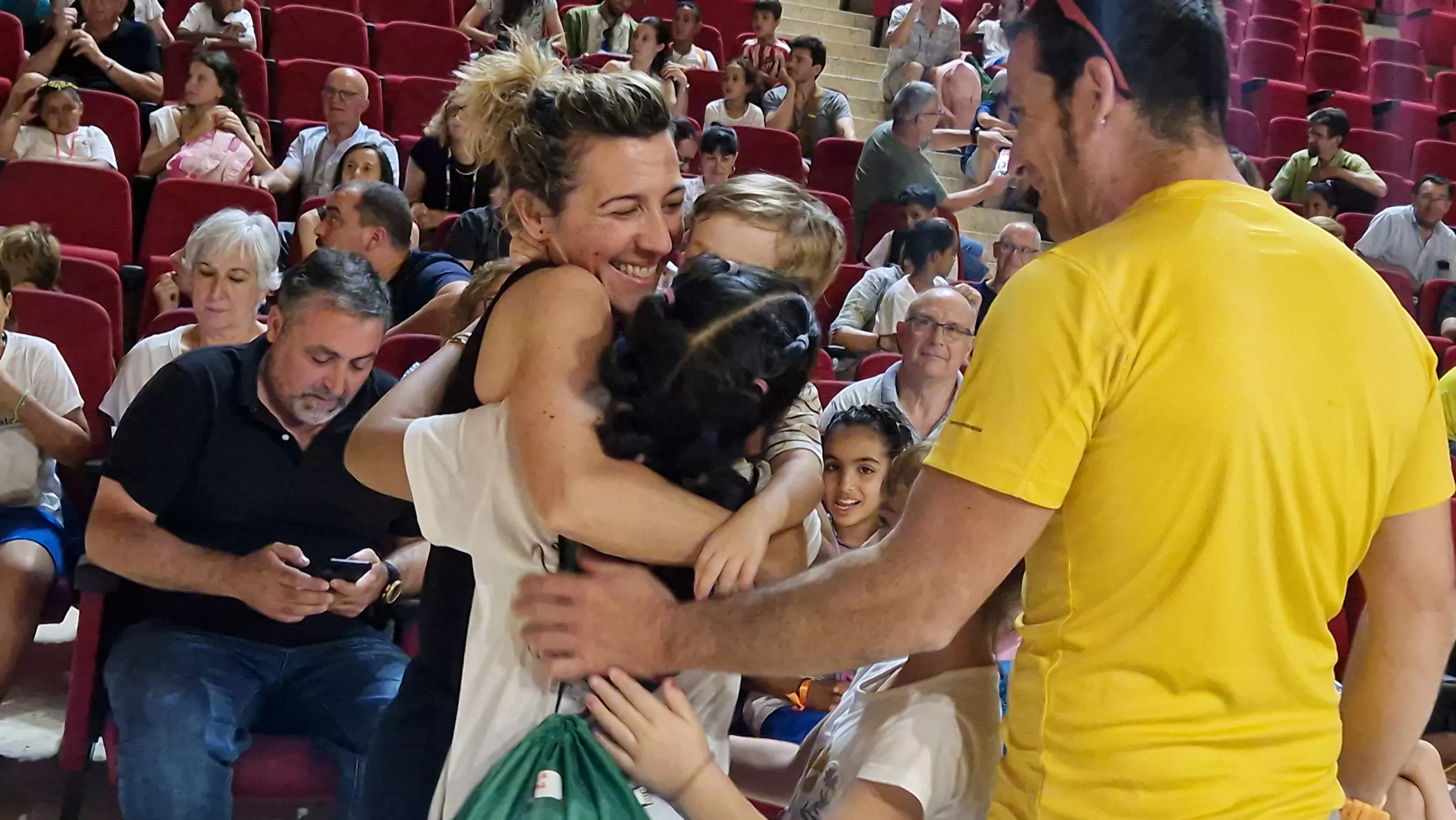 Mucha emoción en el recibimiento de las niñas y niños saharauis. Foto Myriam Martínez