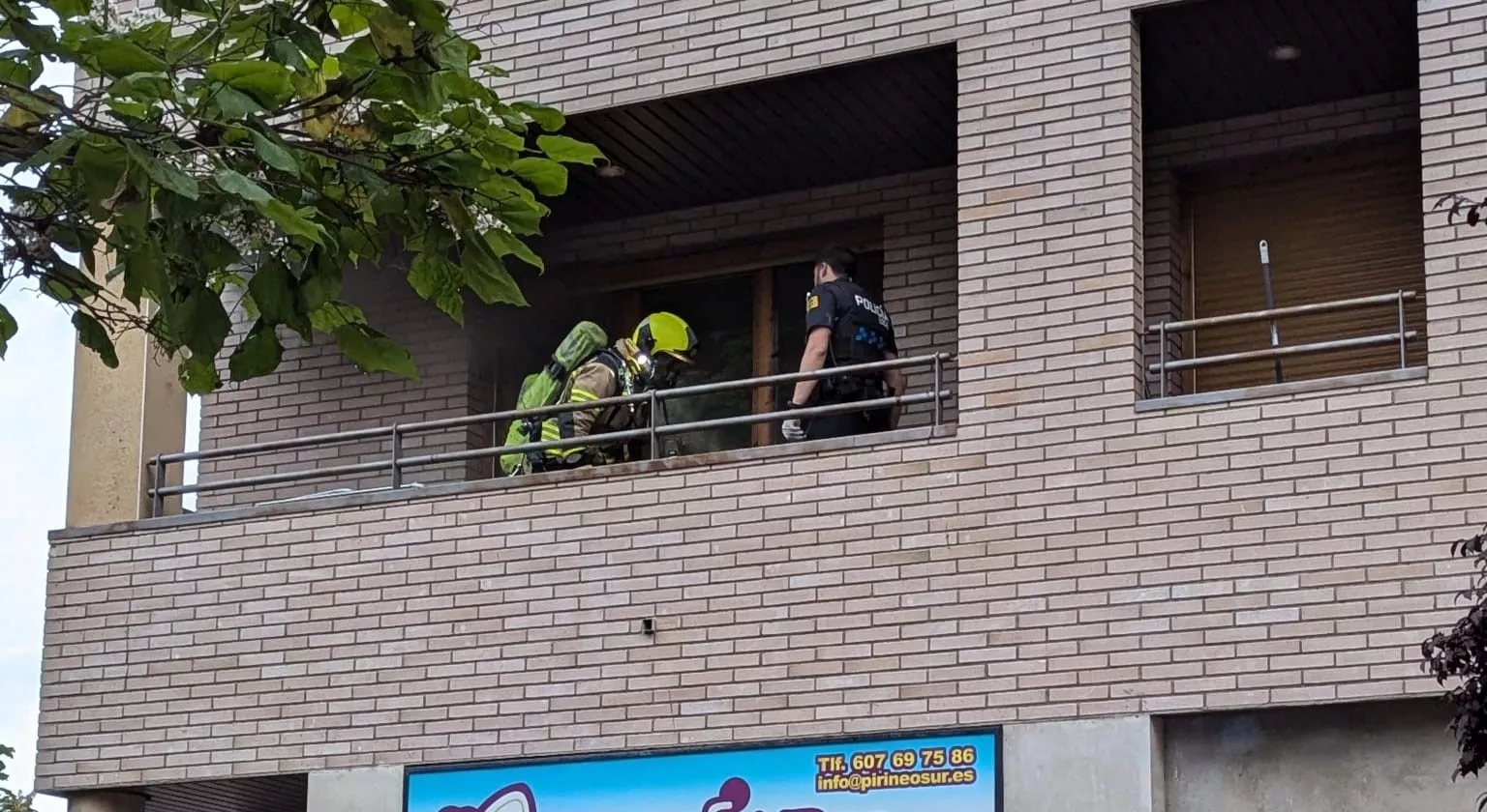 Bomberos y Policía han trabajado intensamente en el lugar del incendio, en la imagen el piso donde ha comenzado el fuego