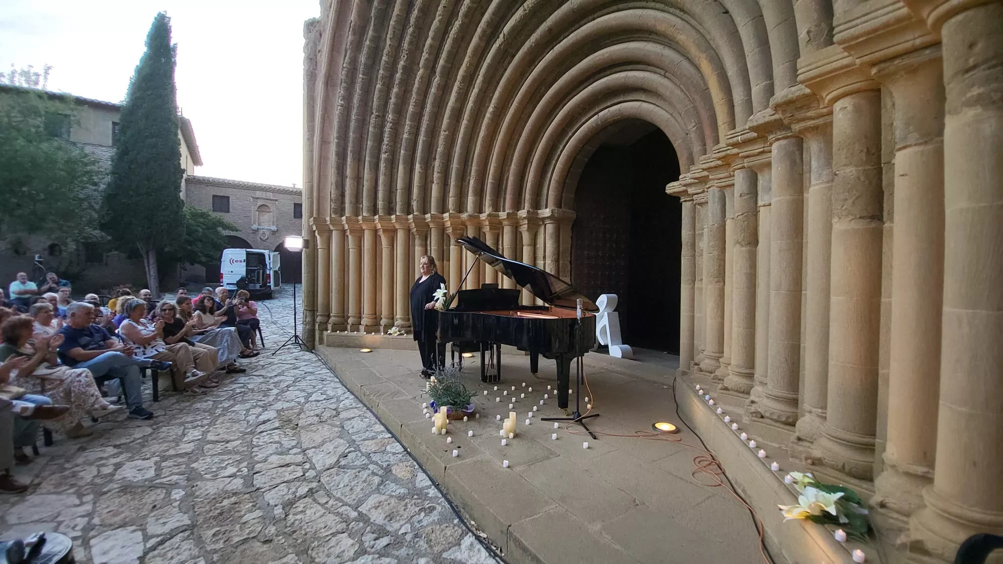 Nati Ballarín, su piano, el público y el pórtico del Monasterio de Villanueva de Sijena