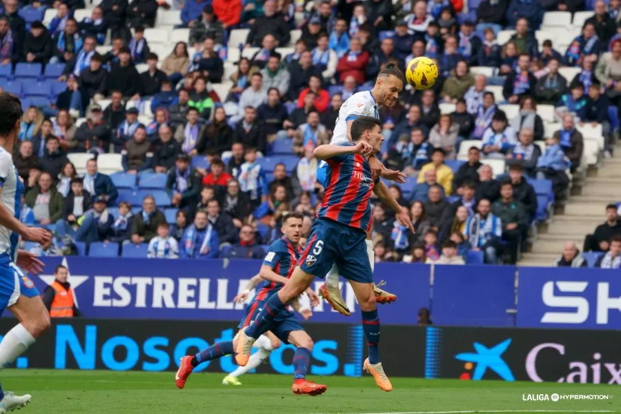 Braithwaite remata de cabeza ante Loureiro en el Huesca-Espanyol de esta temporada Braithwaite remata de cabeza ante Loureiro en el Huesca-Espanyol de esta temporada