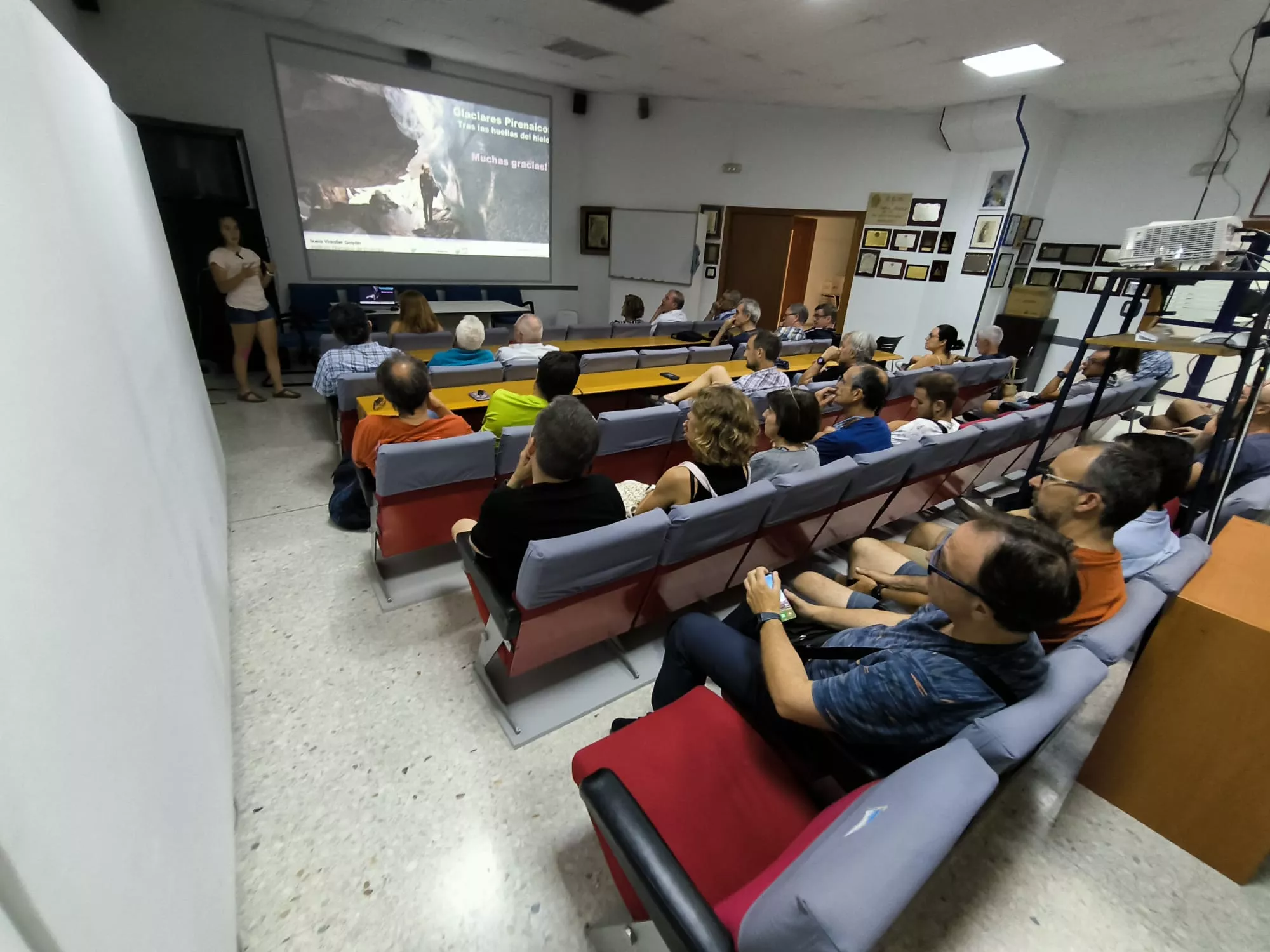 Imagen de la charla sobre glaciarismo en Peña Guara.