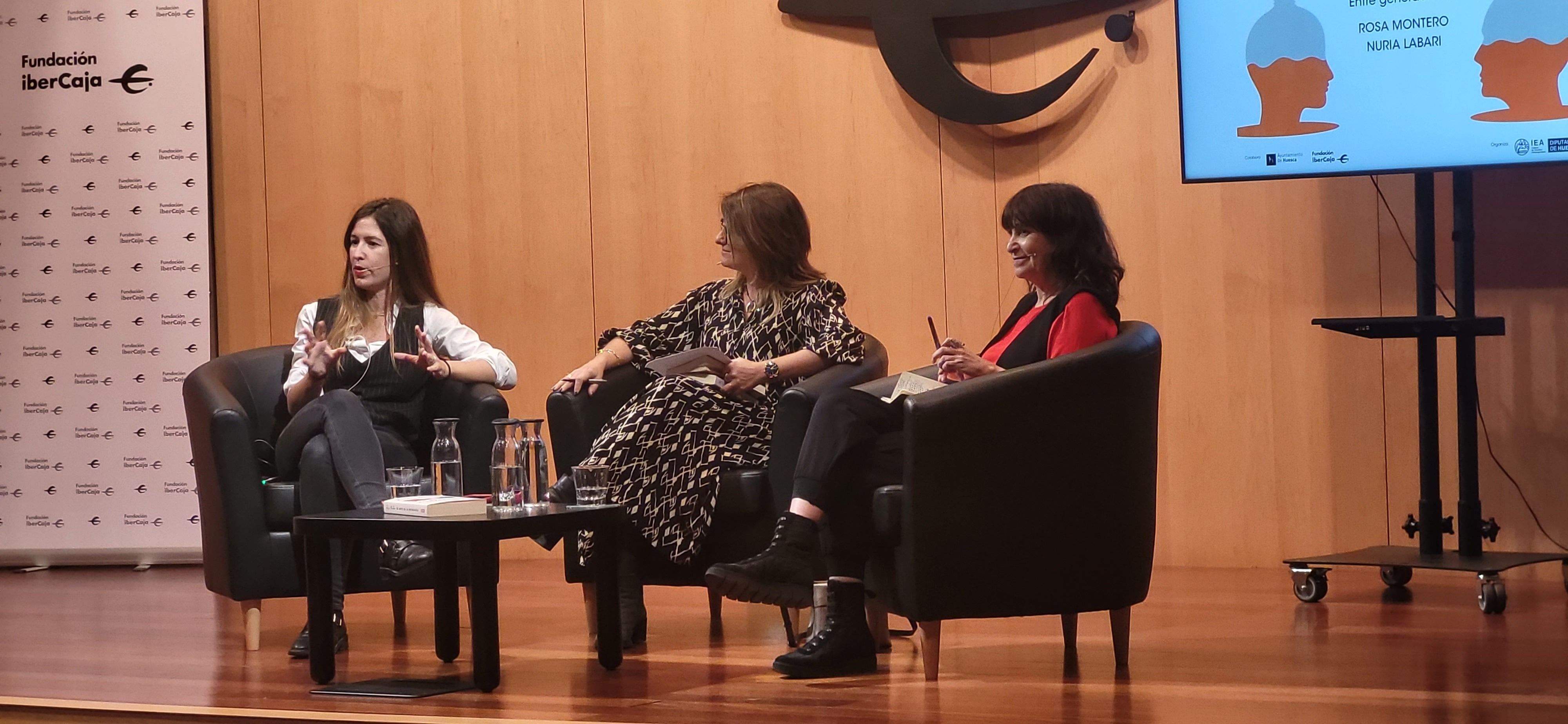 Nuria Labari, Esther Puisac y Rosa Montero, en el Palacio Villahermosa del Centro Ibercaja de Huesca. Foto Myriam Martínez