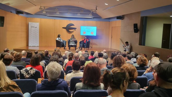 El público ha abarrotado el salón de actos del Palacio Villahermosa del Centro Ibercaja de Huesca. Foto Myriam Martínez
