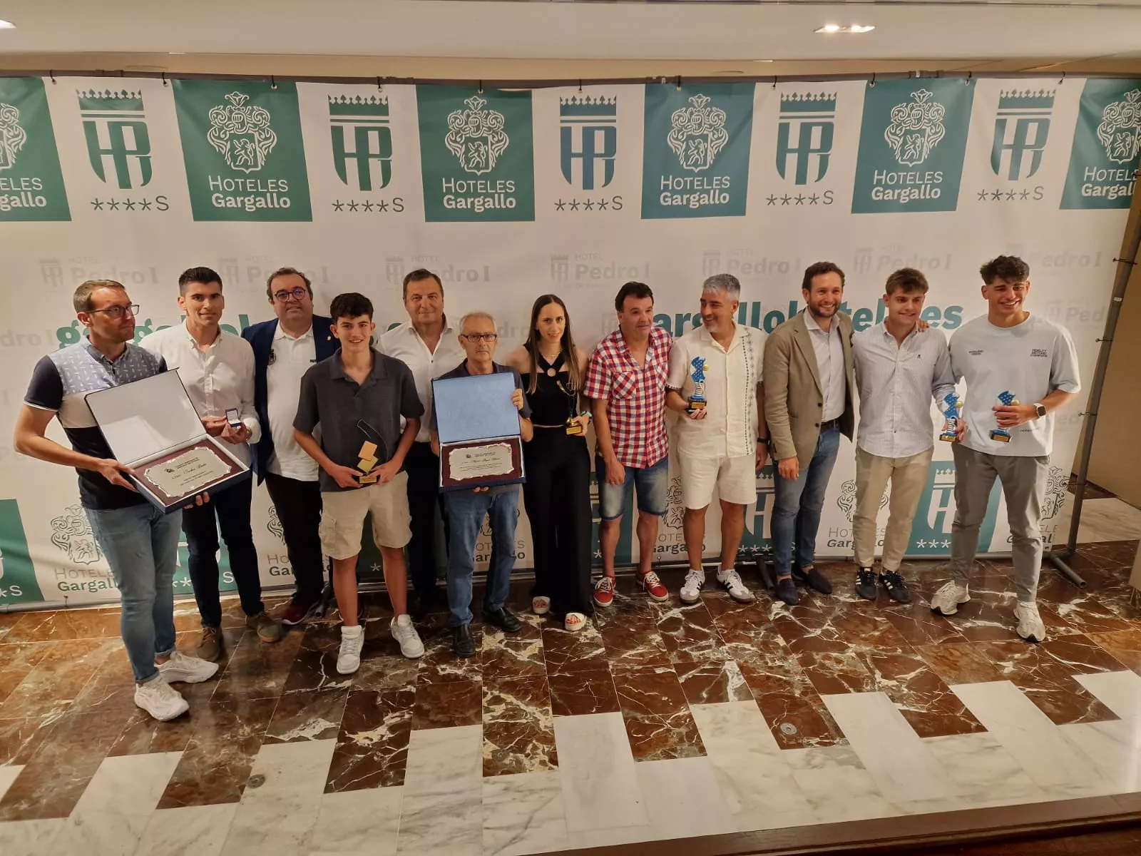 Foto de familia de los galardonados.