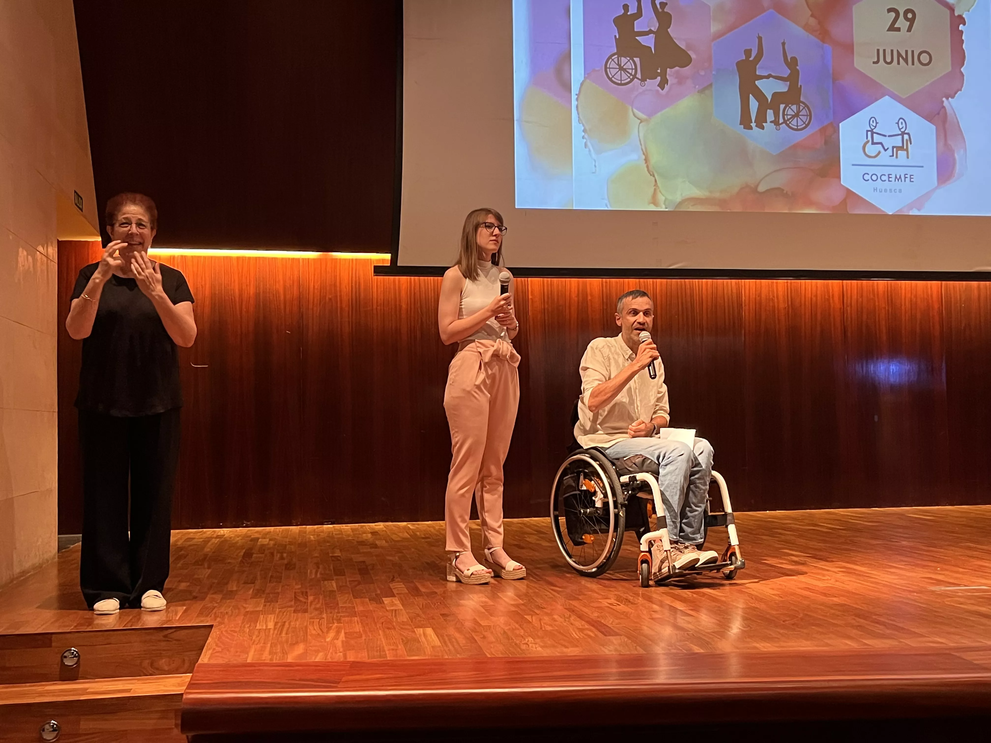 Baile solidario en Huesca por un avance científico que ponga fin a la ELA. Foto Mercedes Manterola