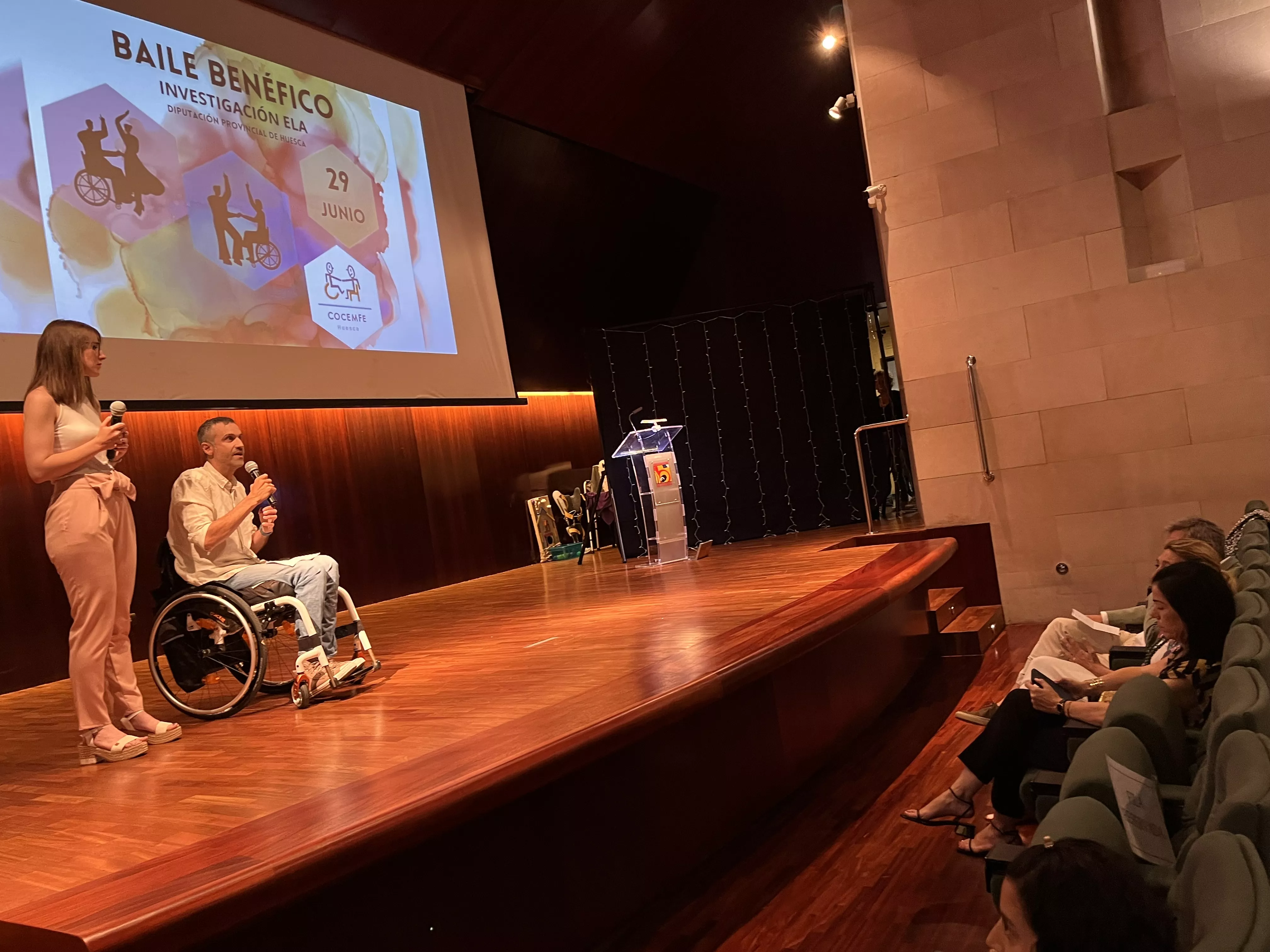 Baile solidario en Huesca por un avance científico que ponga fin a la ELA. Foto Mercedes Manterola