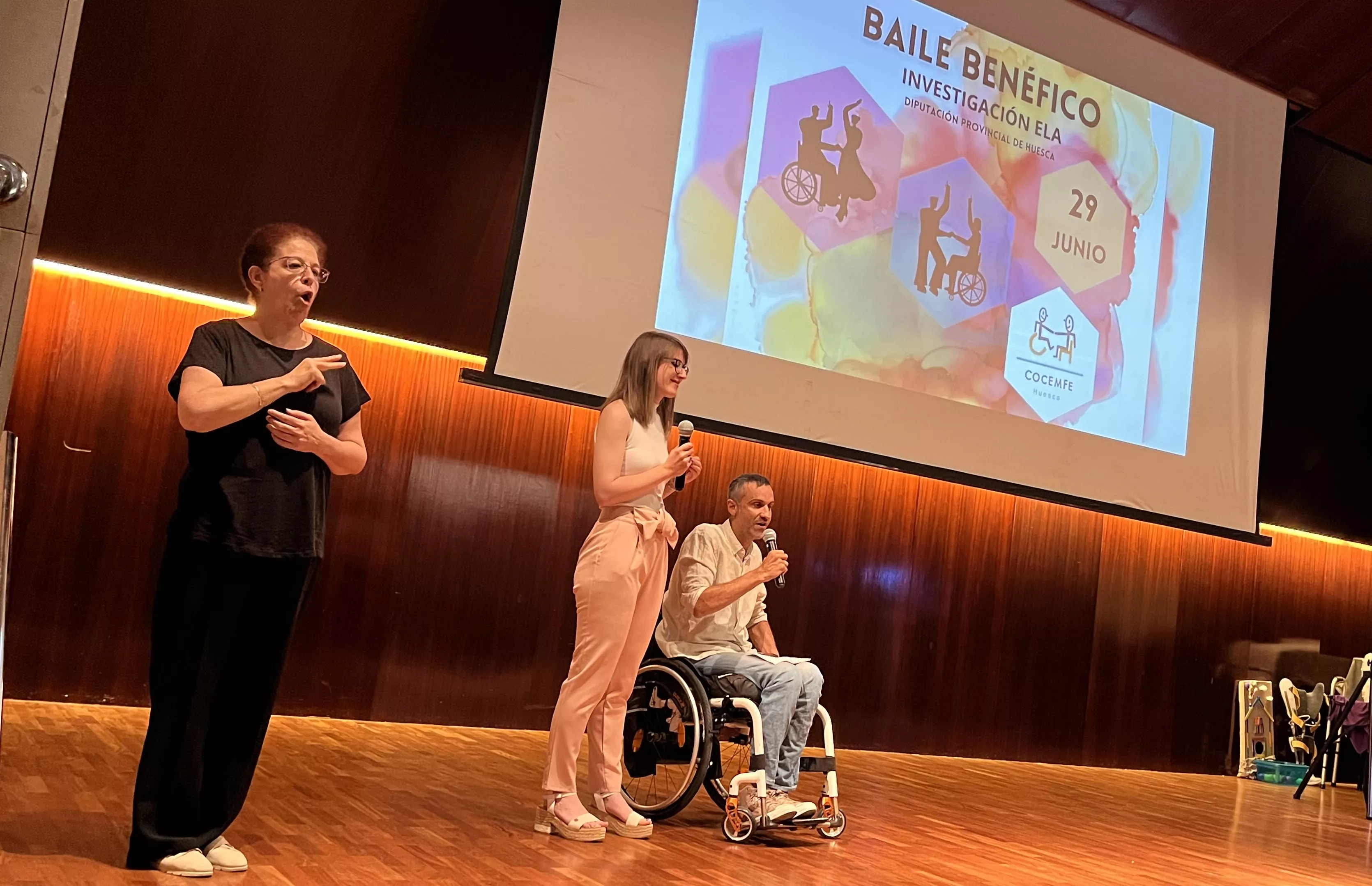 Baile solidario en Huesca por un avance científico que ponga fin a la ELA. Foto Mercedes Manterola