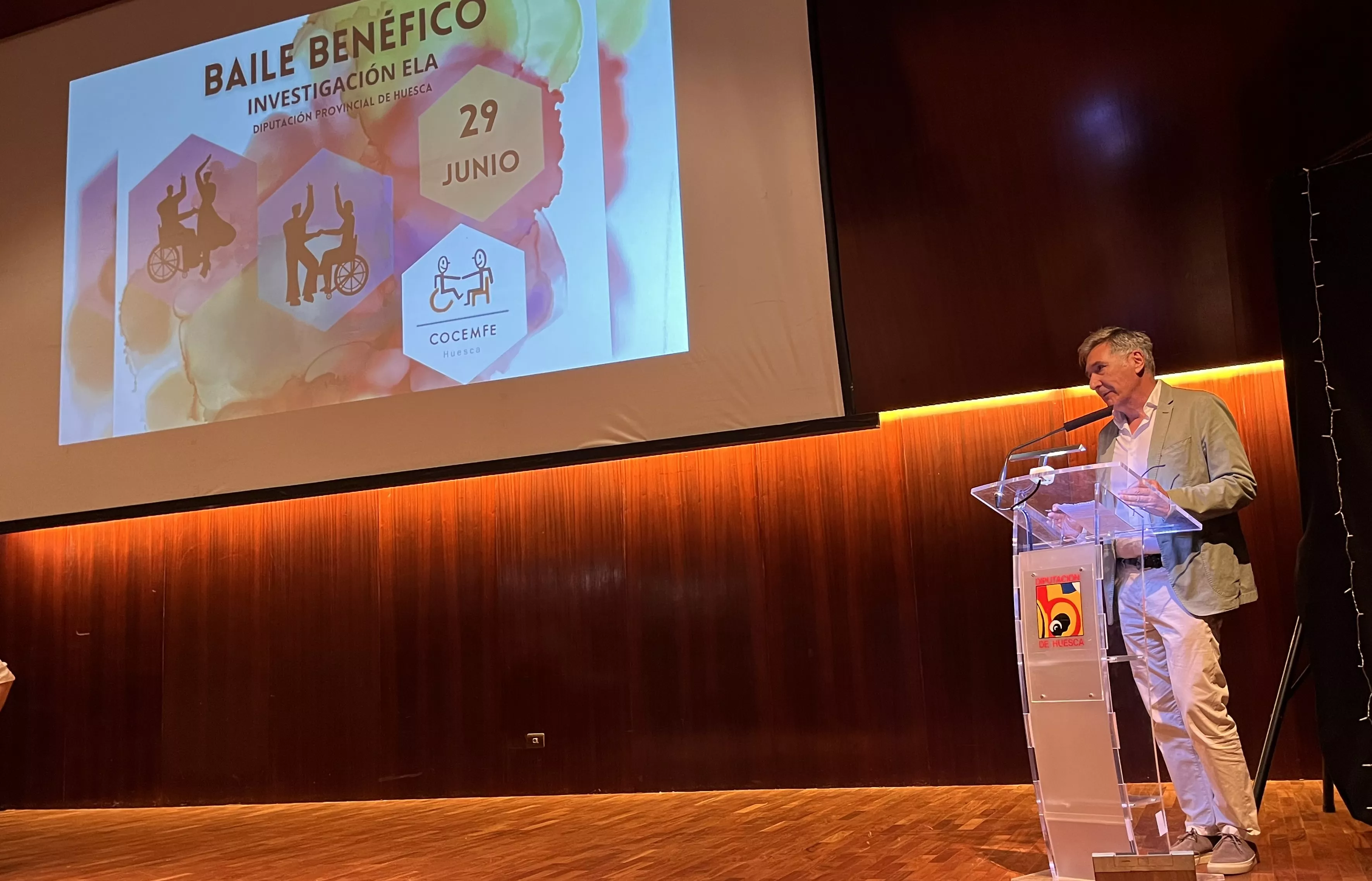 Baile solidario en Huesca por un avance científico que ponga fin a la ELA. Foto Mercedes Manterola