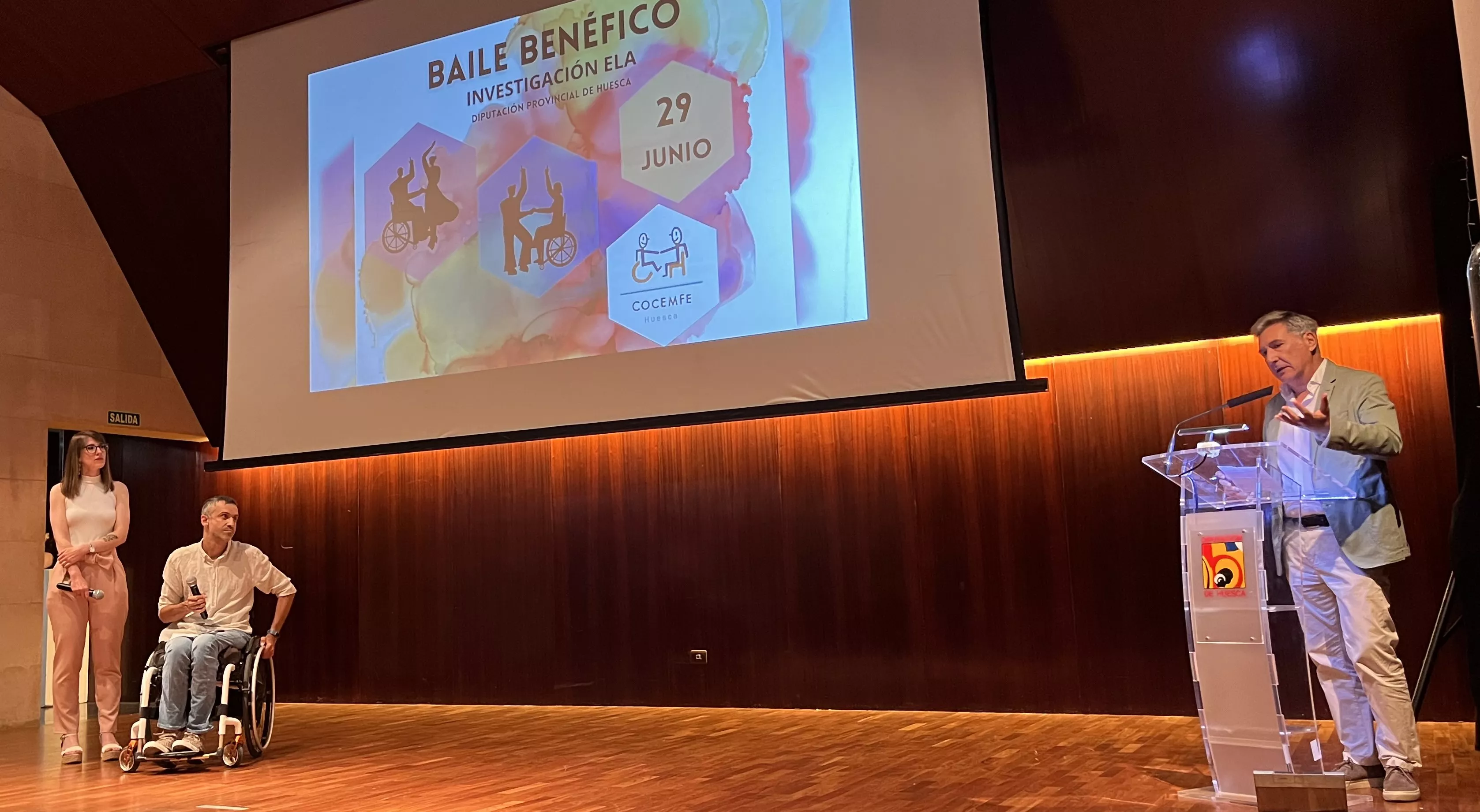 Baile solidario en Huesca por un avance científico que ponga fin a la ELA. Foto Mercedes Manterola