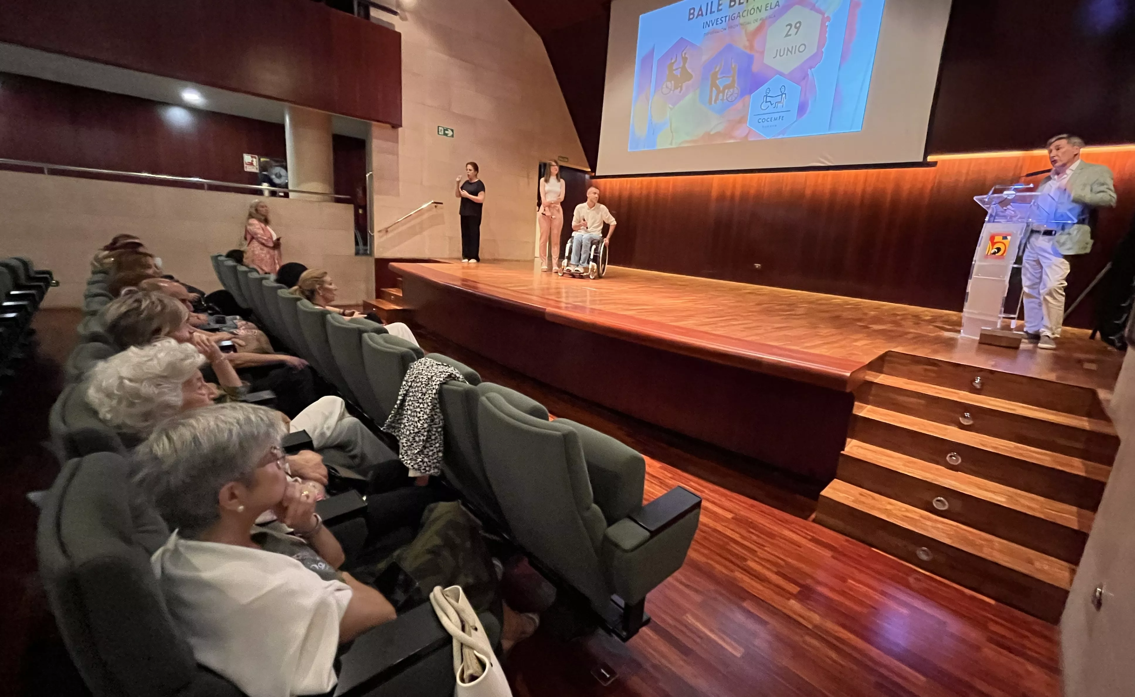 Baile solidario en Huesca por un avance científico que ponga fin a la ELA. Foto Mercedes Manterola