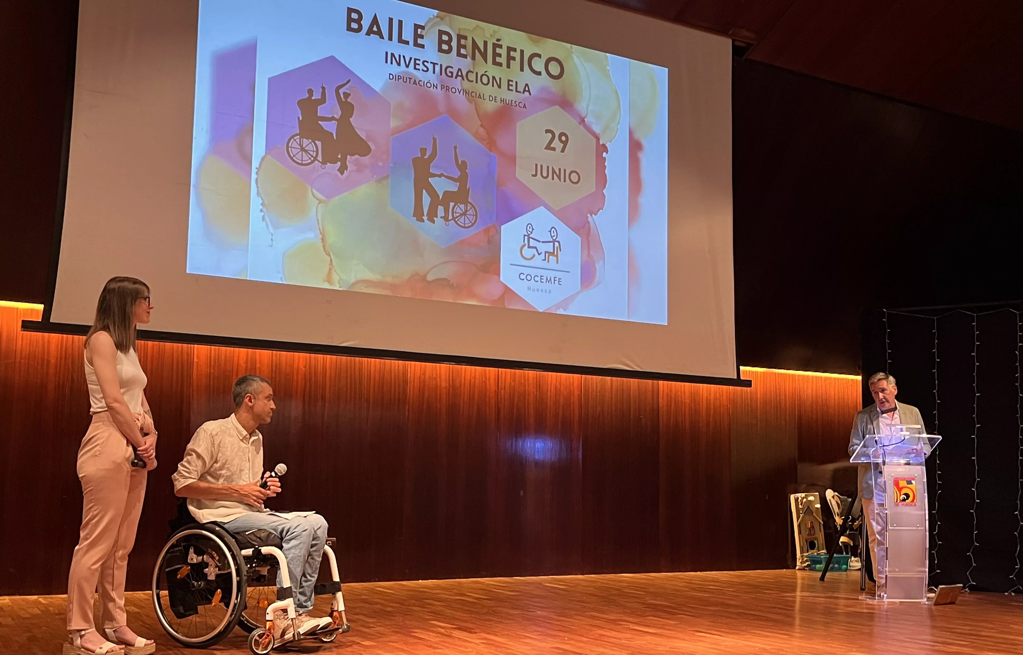 Baile solidario en Huesca por un avance científico que ponga fin a la ELA. Foto Mercedes Manterola