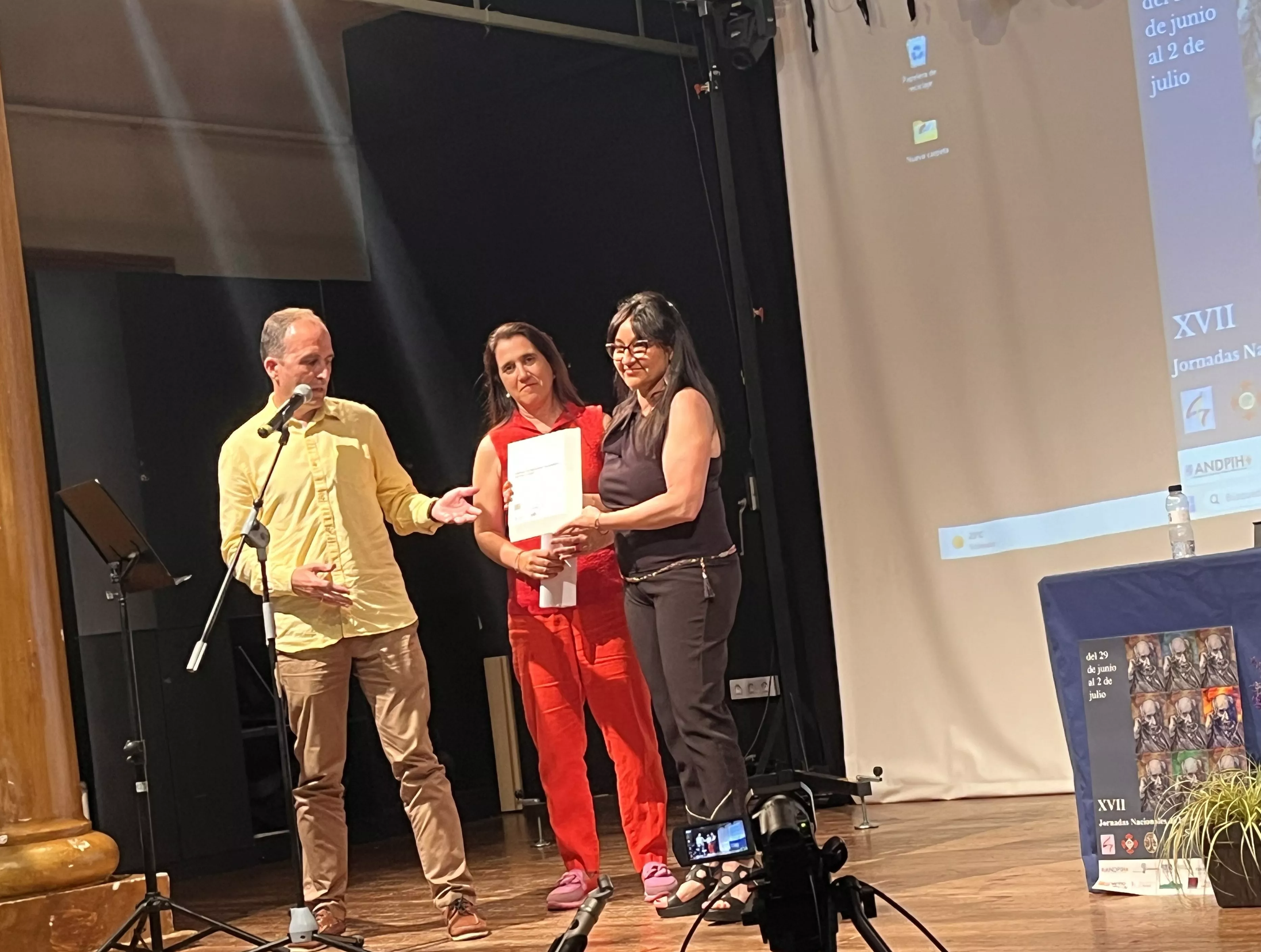 El Instituto Ramón y Cajal recibe la placa de la Fundación Docomomo Ibérico.