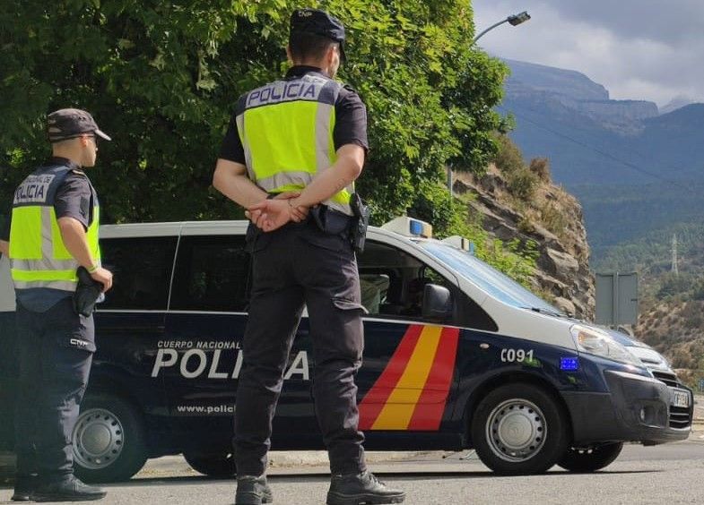 Oculta bajo el abrigo 71 envases de productos ibéricos robados en un supermercado de Jaca