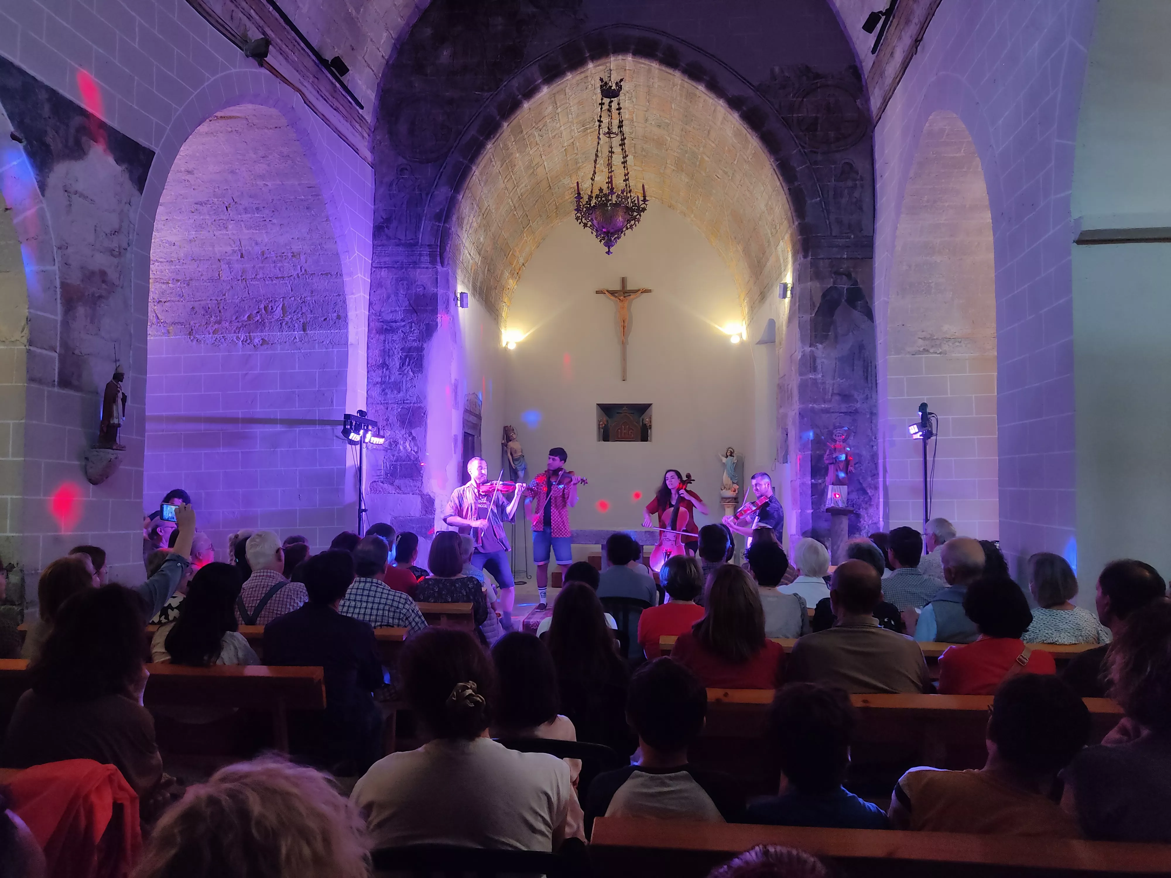 Muro Kvartet llena de música y vida la iglesia de Coscojuela en la apertura del Festival Castillo de Aínsa. 