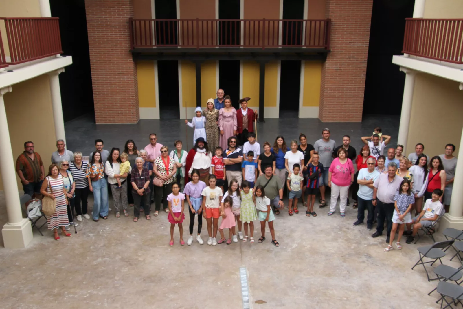 La primera jornada de puertas abiertas del Corral de Comedias de Robres, con la sensación de acontecimiento grande. Foto Carlos Neofato