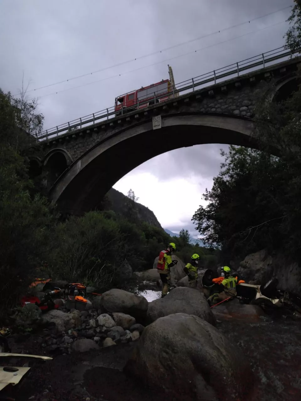 Trabajos de los bomberos en el accidente mortal en Benasque.