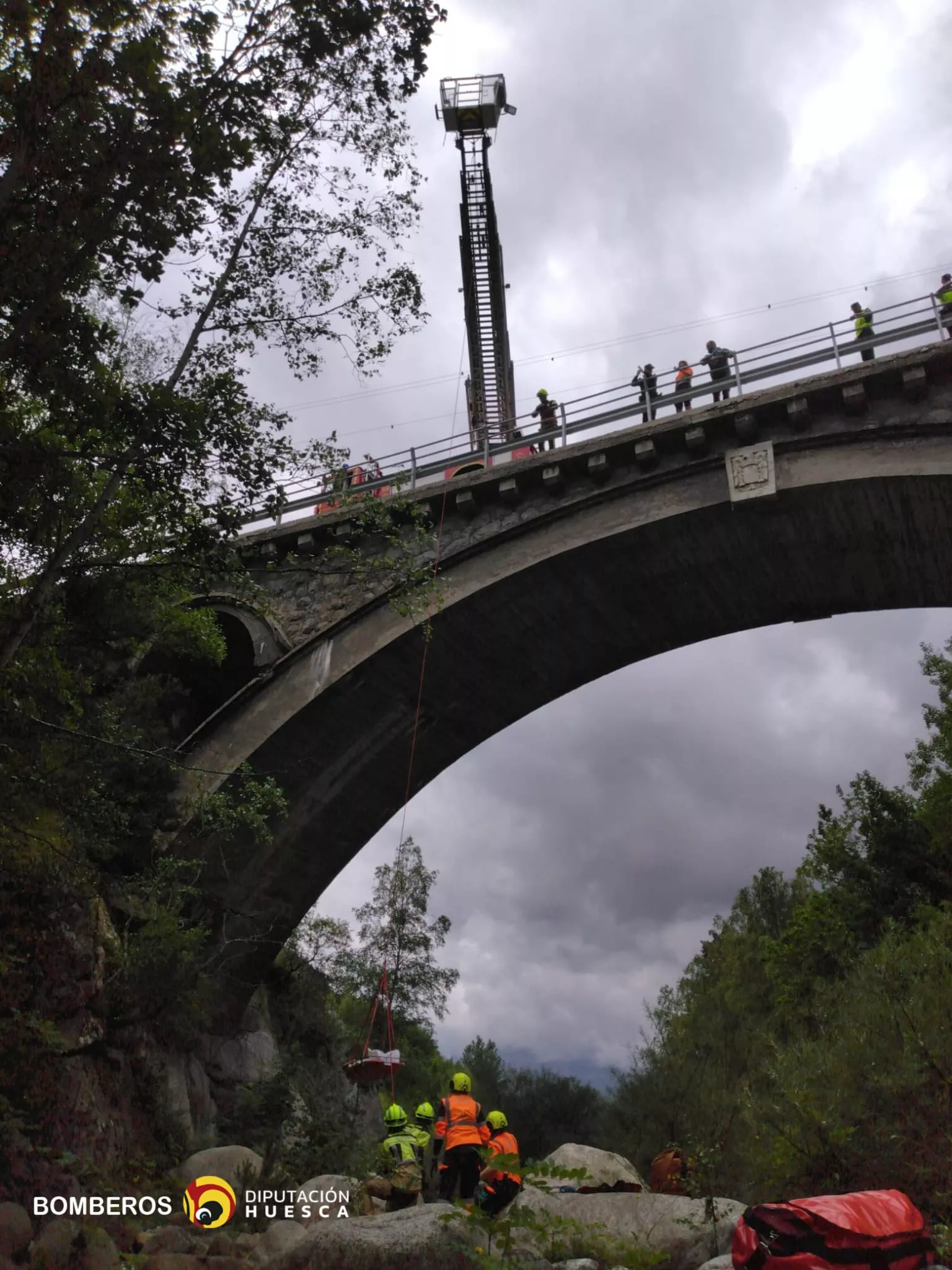 Trabajos de los bomberos en el accidente mortal en Benasque.