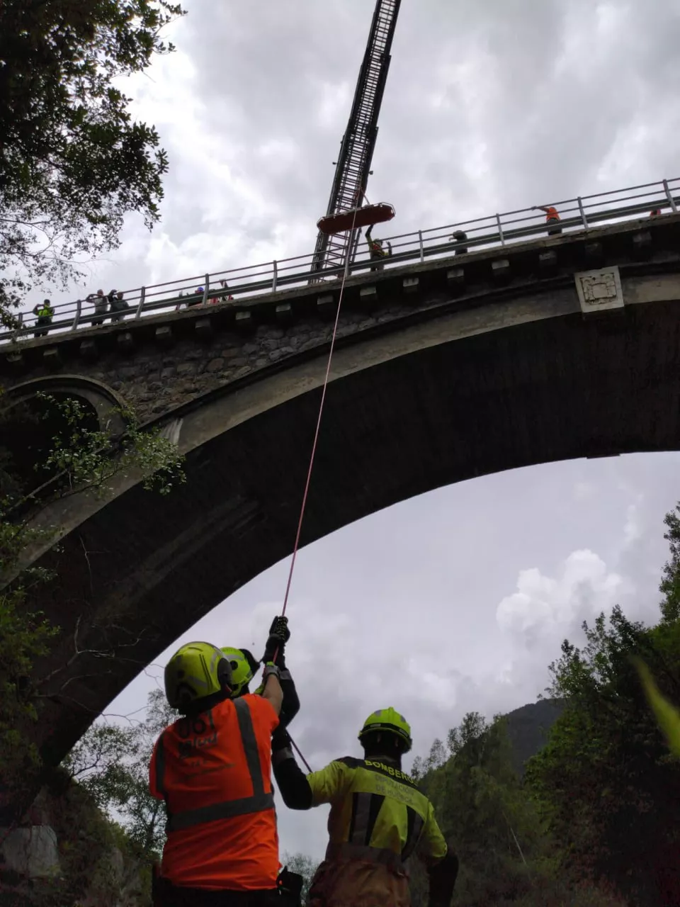 Trabajos de los bomberos en el accidente mortal en Benasque.