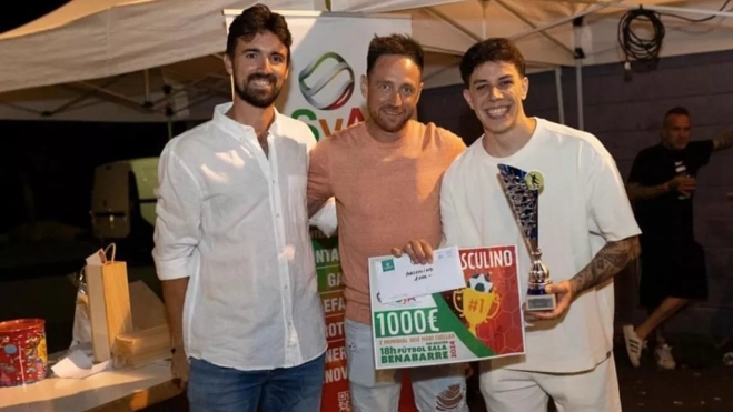 C de Cachondeo con su cheque de 1.000 euros como campeón masculino. C de Cachondeo con su cheque de 1.000 euros como campeón masculino.