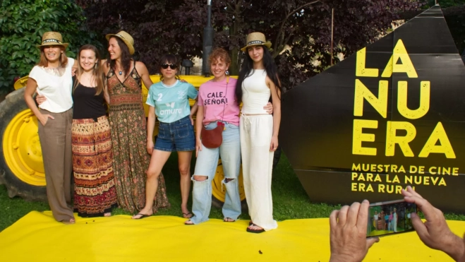 Elena S. Sánchez, Lucía Guillén, Beatriz Bañales, Sonia Méndez, María Vázquez y Andrea Varela durante la gala de inauguración de la muestra el viernes 28 de junio Elena S. Sánchez, Lucía Guillén, Beatriz Bañales, Sonia Méndez, María Vázquez y Andrea Varela durante la gala de inauguración de la muestra el viernes 28 de junio