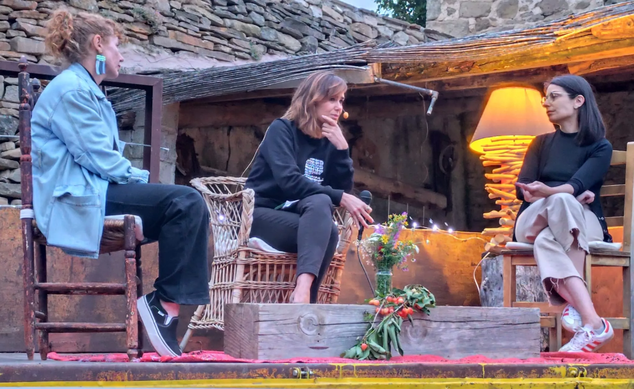 Imagen de la entrevista de Elena S. Sánchez a María Vázquez y Celia Rico durante la presentación de 'Los pequeños amores' en Ara.