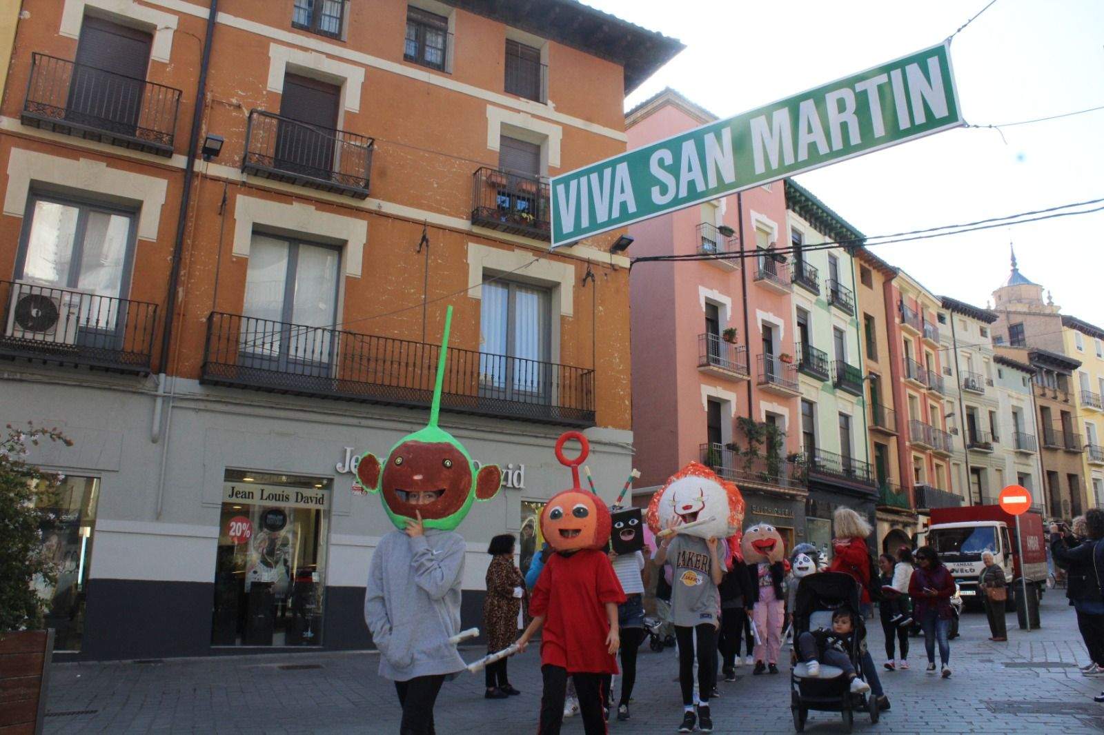 Los temidos cabezudos del colegio Sancho Ramírez de Huesca 