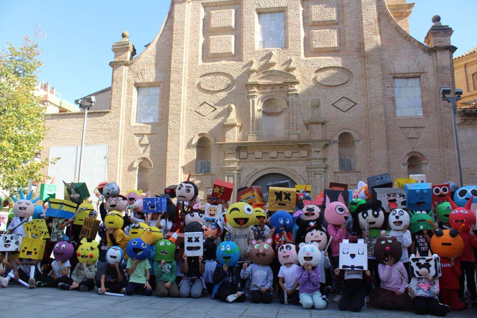 Los temidos cabezudos del colegio Sancho Ramírez de Huesca 