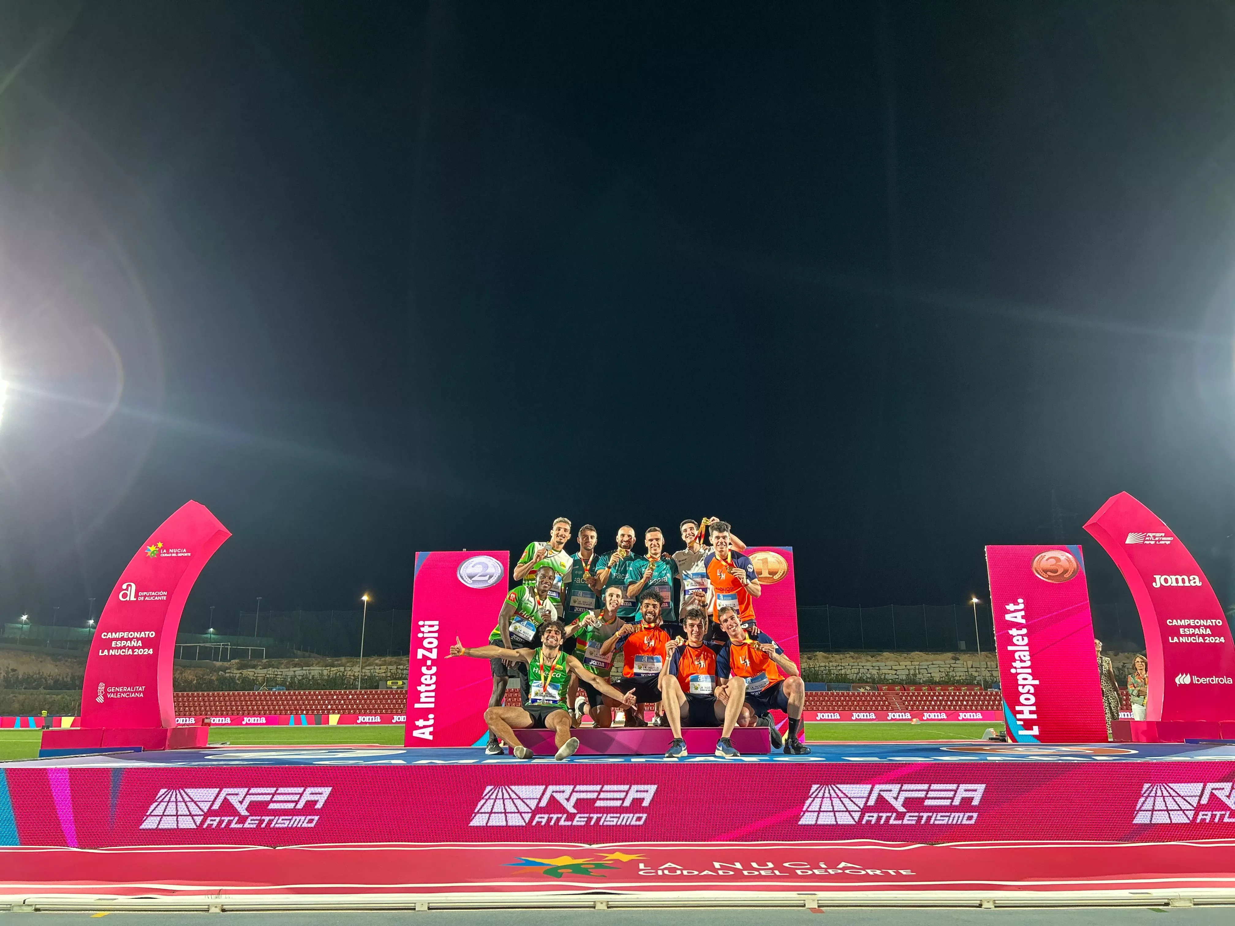 Intec-Zoiti y su relevo en el podio del 4x400. Foto RFEA