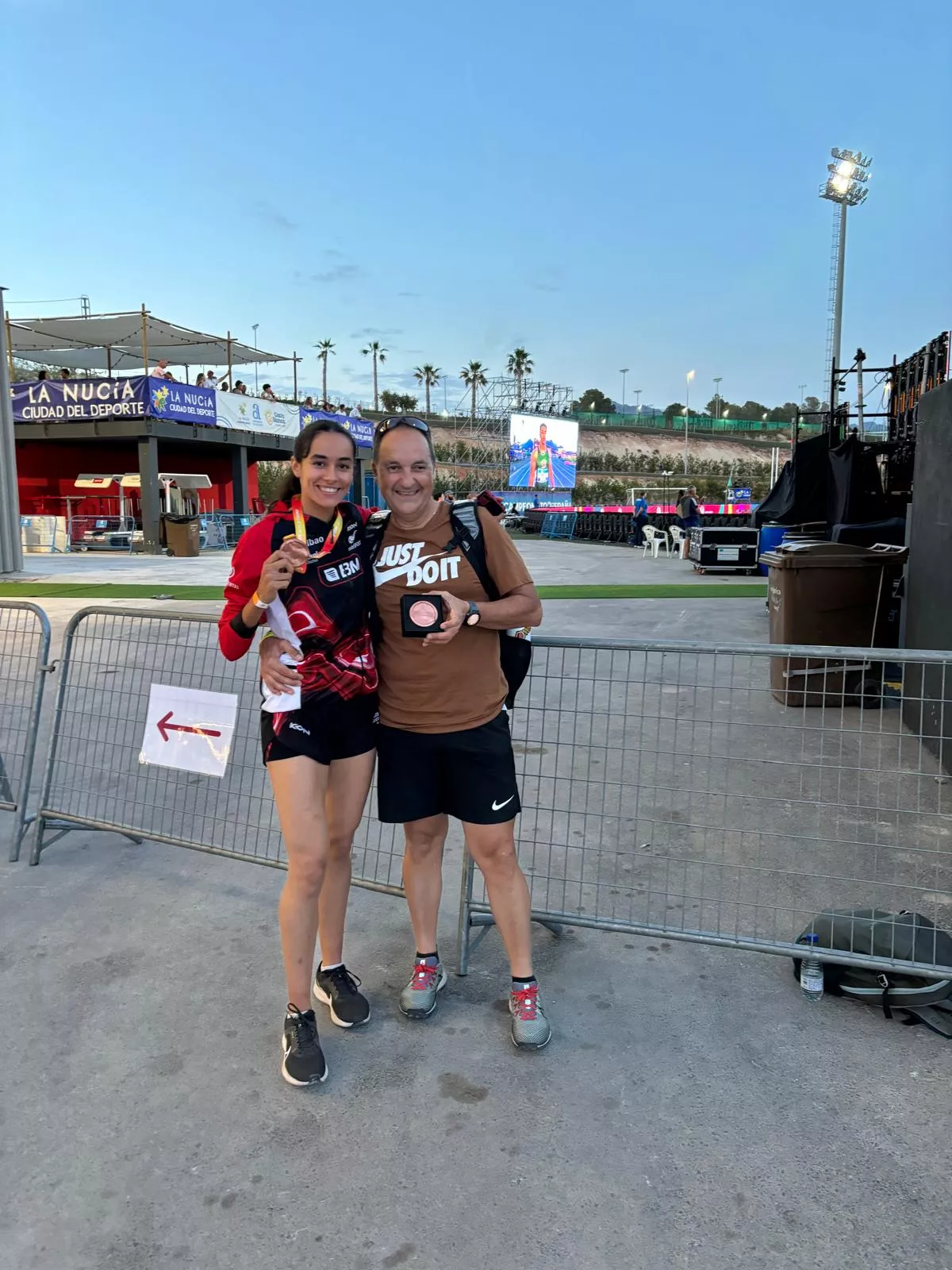 Phondy y Naima Ait con su medalla de bronce