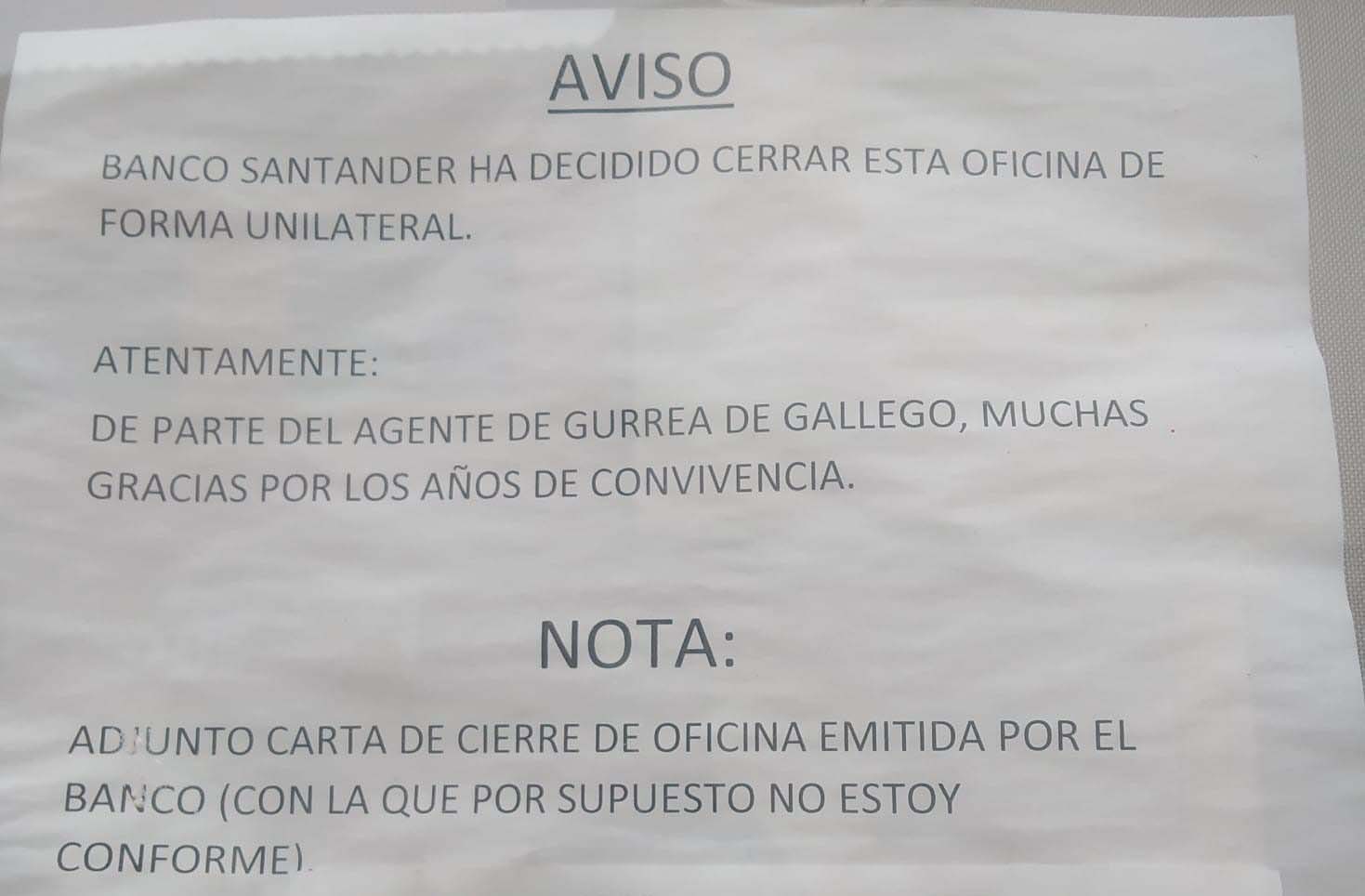 Cartel con el anuncio del cierre de la oficina 