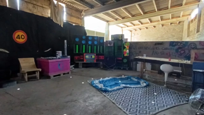 En la nave dedicada a taller ilegal en Barbastro también se realizaban fiestas. En la nave dedicada a taller ilegal en Barbastro también se realizaban fiestas.