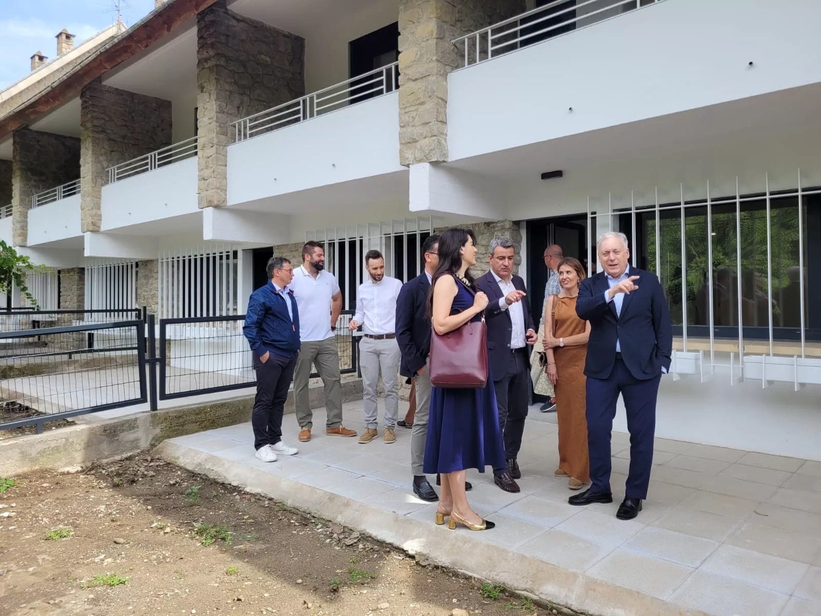 El Gobierno de Aragón recibe las nueve viviendas del parque de maquinaria de Graus.