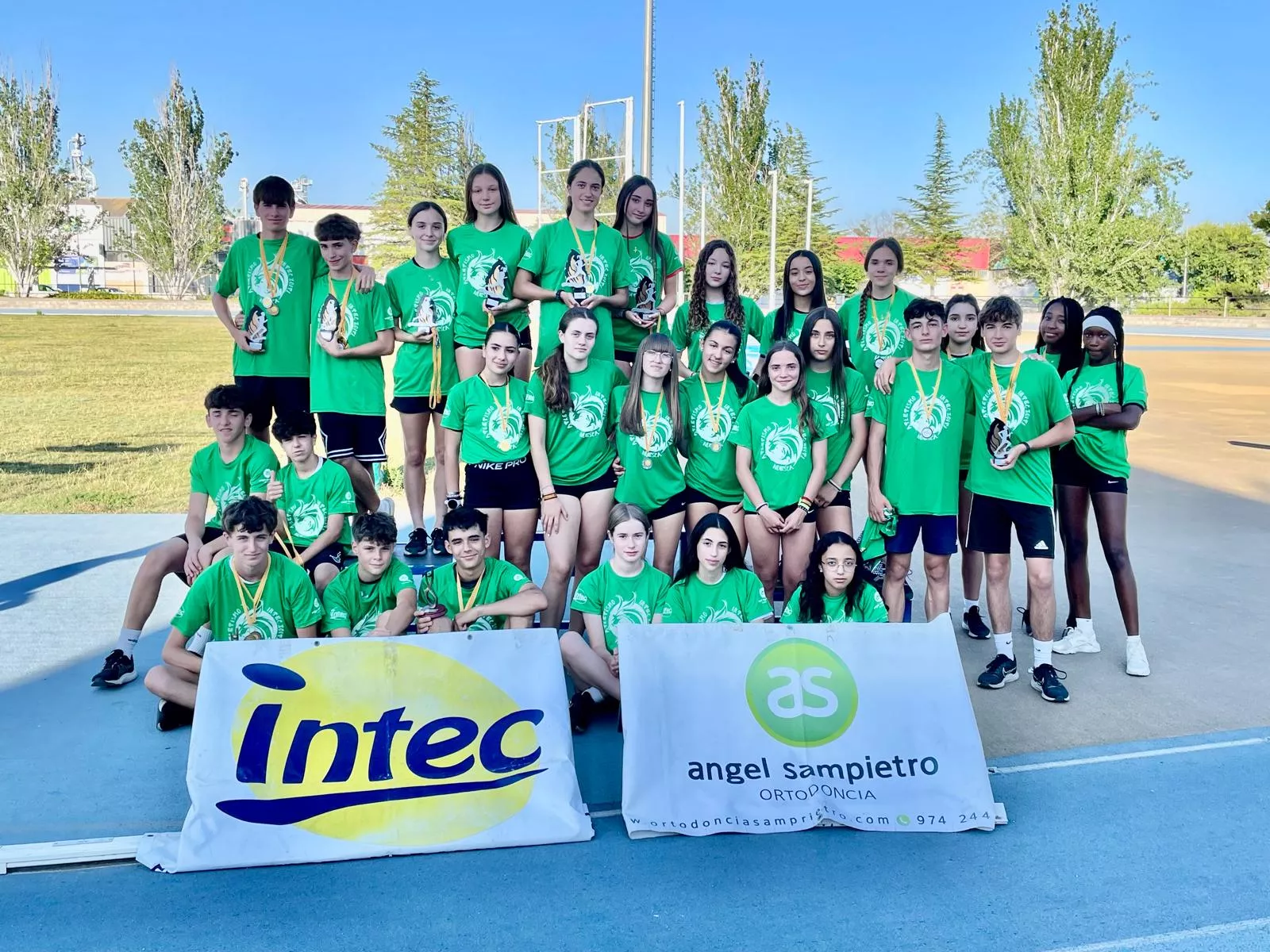 Foto de familia de los cadetes.