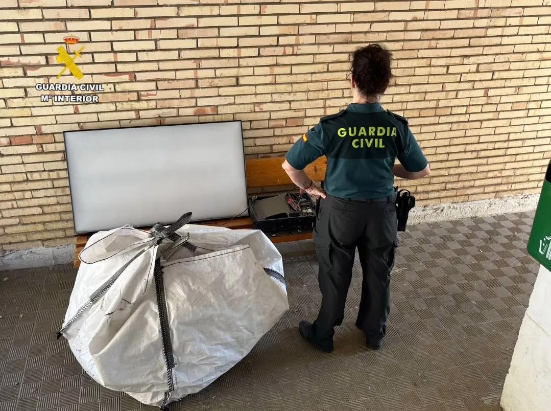 Dos detenidos por el robo de objetos electrónicos en el punto limpio de Binéfar.