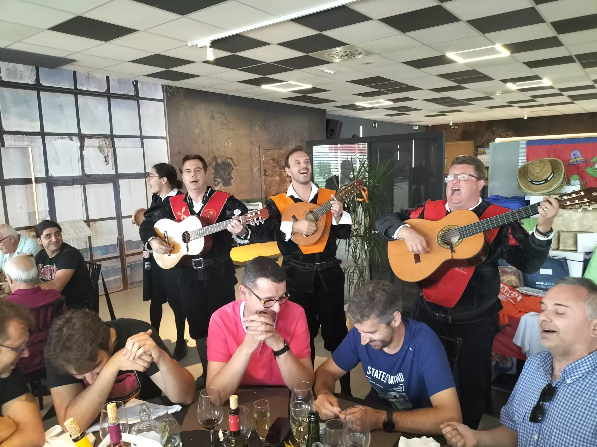 Fiesta de la peña Fenómenos Oscenses