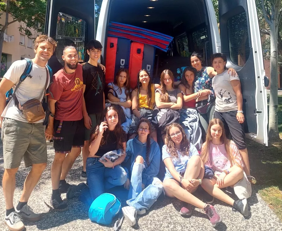 La Escuela de Circo Social de Zaragoza lleva su proyecto “Mi barrio cirquea, mi barrio crea” al Valle de Hecho.