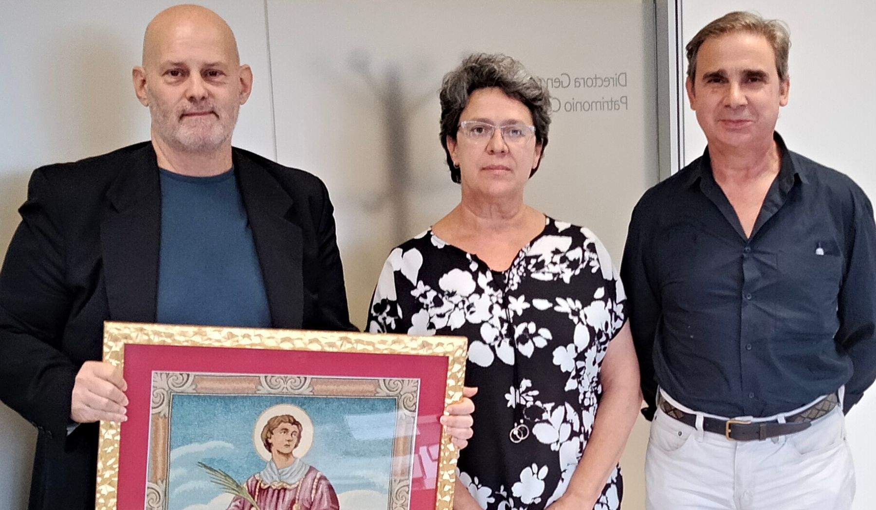 En la imagen Javier Monsón (presidente "Huesca, Cuna de San Lorenzo") Marisancho Menjón (Directora General de Patrimonio Gobierno de Aragón) y Mario Cuevas (tesorero "Huesca, Cuna de San Lorenzo)