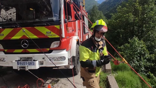 Los bomberos, en el lugar del accidente en Eriste Los bomberos, en el lugar del accidente en Eriste