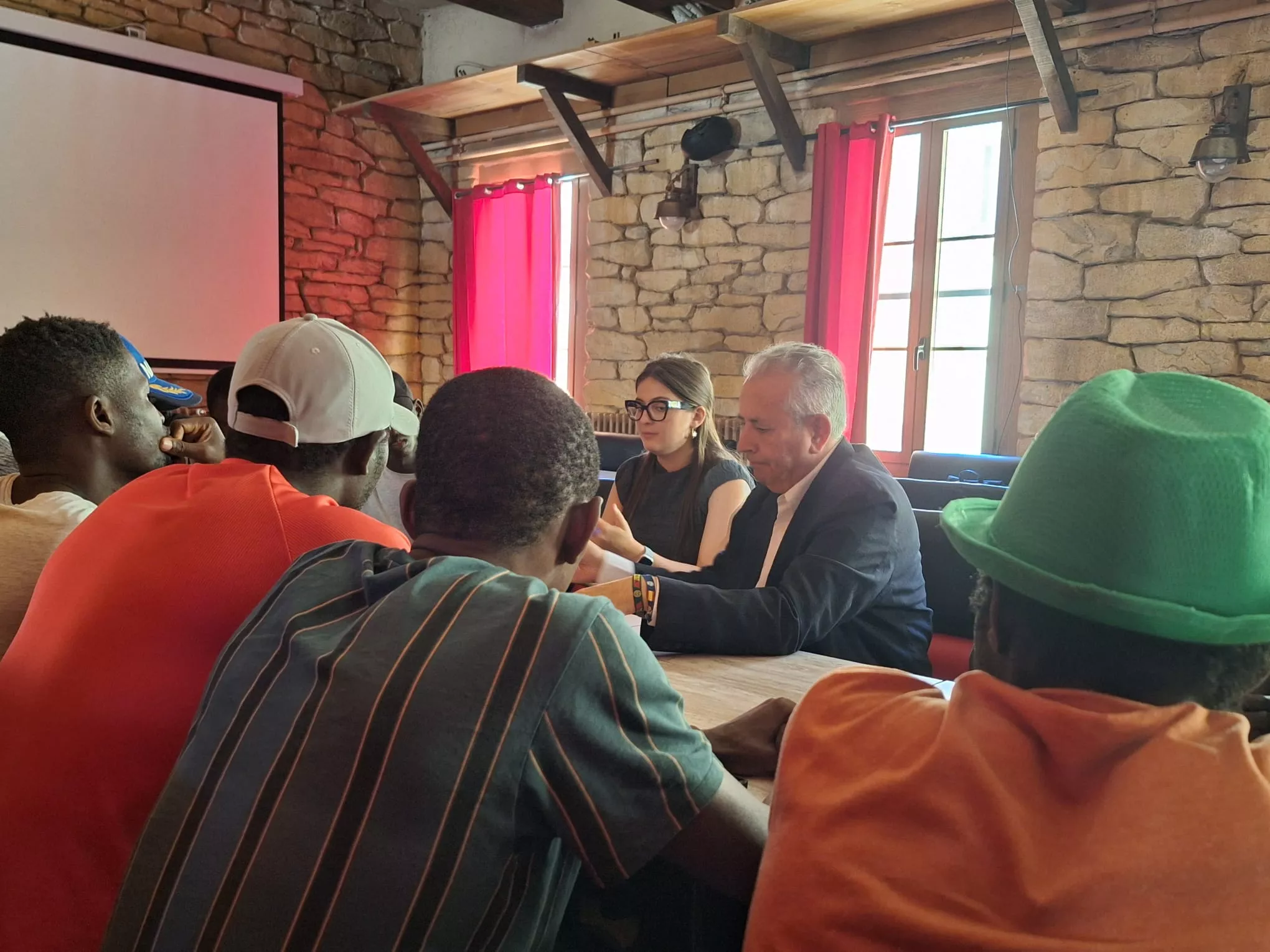 Reunión del Subdelegado del Gobierno con representantes de Apic-Acam y de los migrantes alojados en Pirenarium.