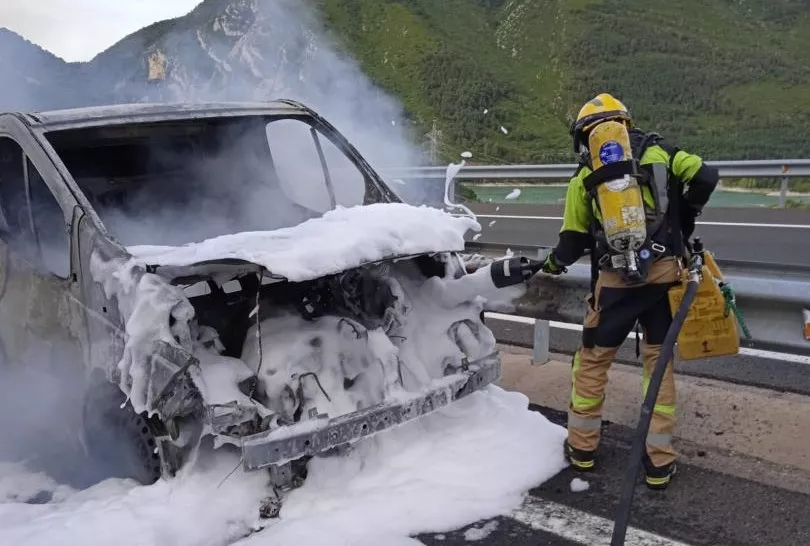 Los bomberos de Huesca han sofocado el fuego en la furgoneta. Los bomberos de Huesca han sofocado el fuego en la furgoneta.