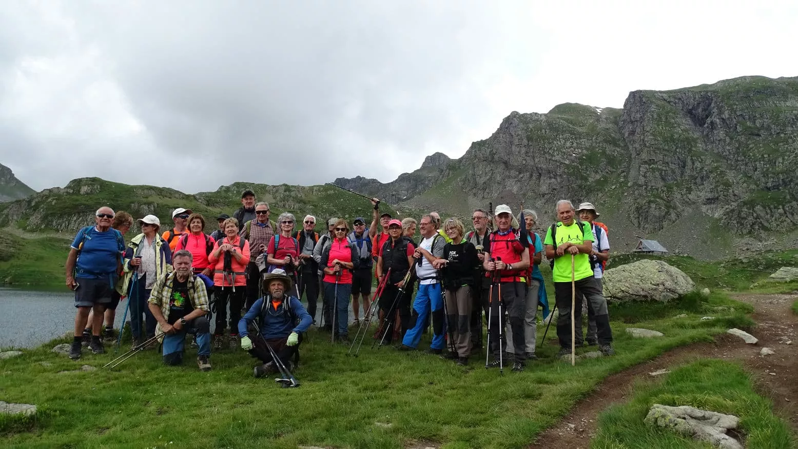 El grupo de Turismo por el Alto Aragón por el lac de Gentau.