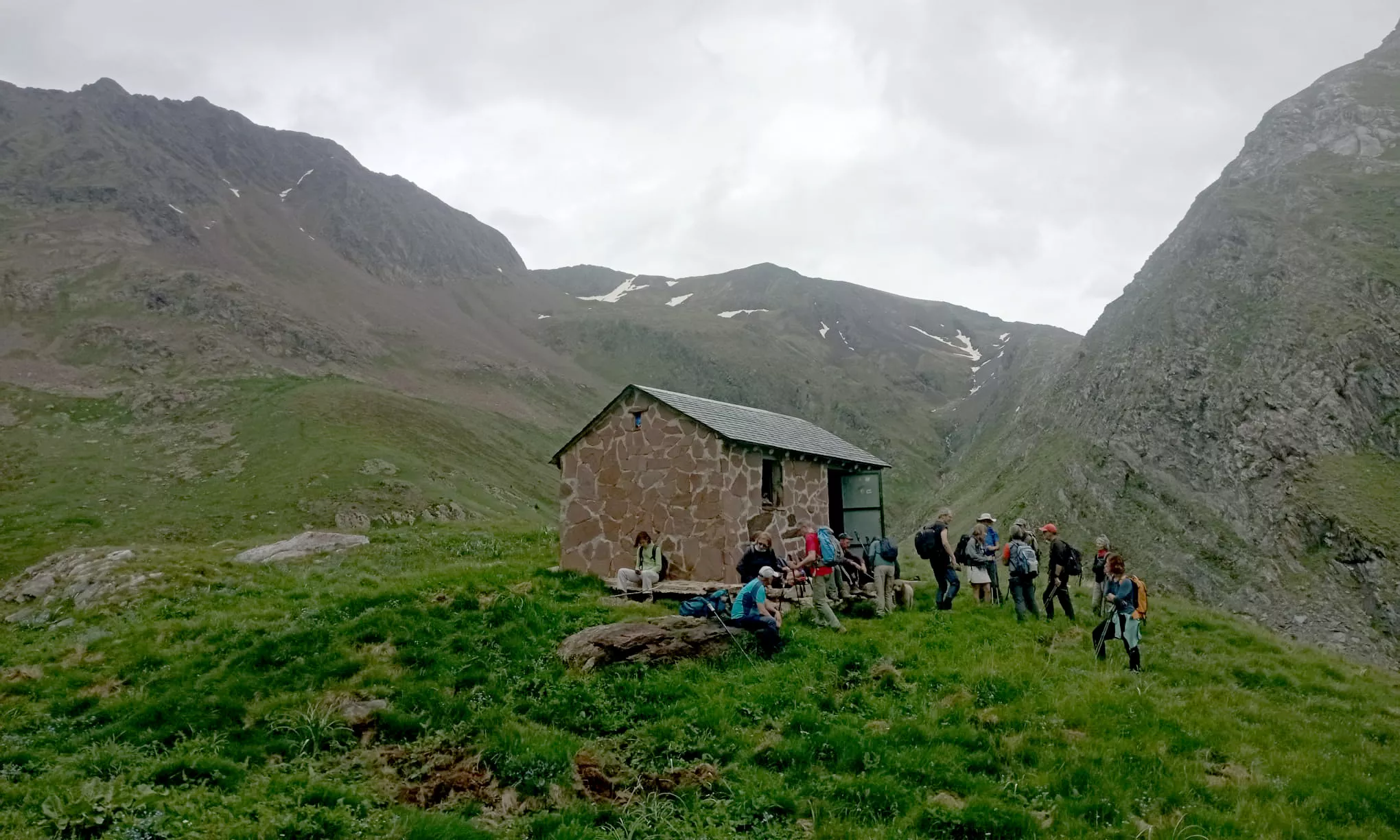 El grupo en la cabaña de Añes Cruces. 