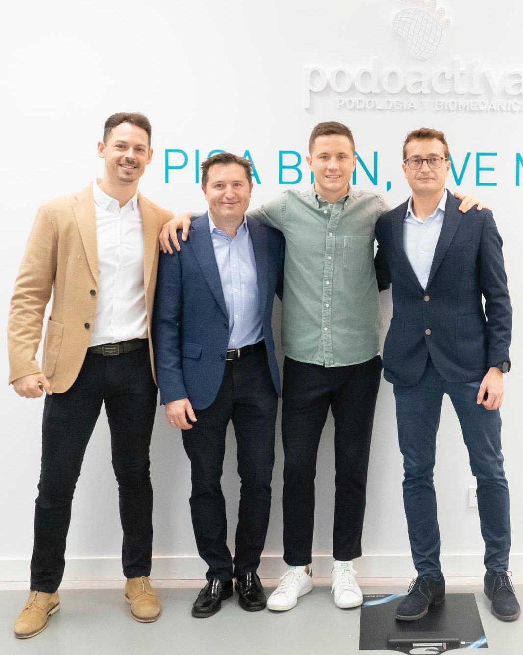 José Víctor y Javier Alfaro, con Ander Herrera y el podólogo Alexis