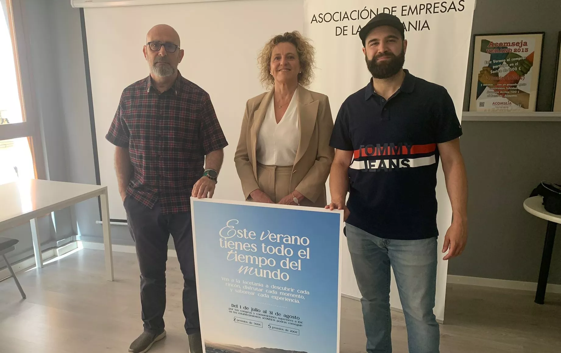 Daniel Cruz, Marian Bandrés y Adrián Betrán en la presentación de la campaña de verano de Acomseja.