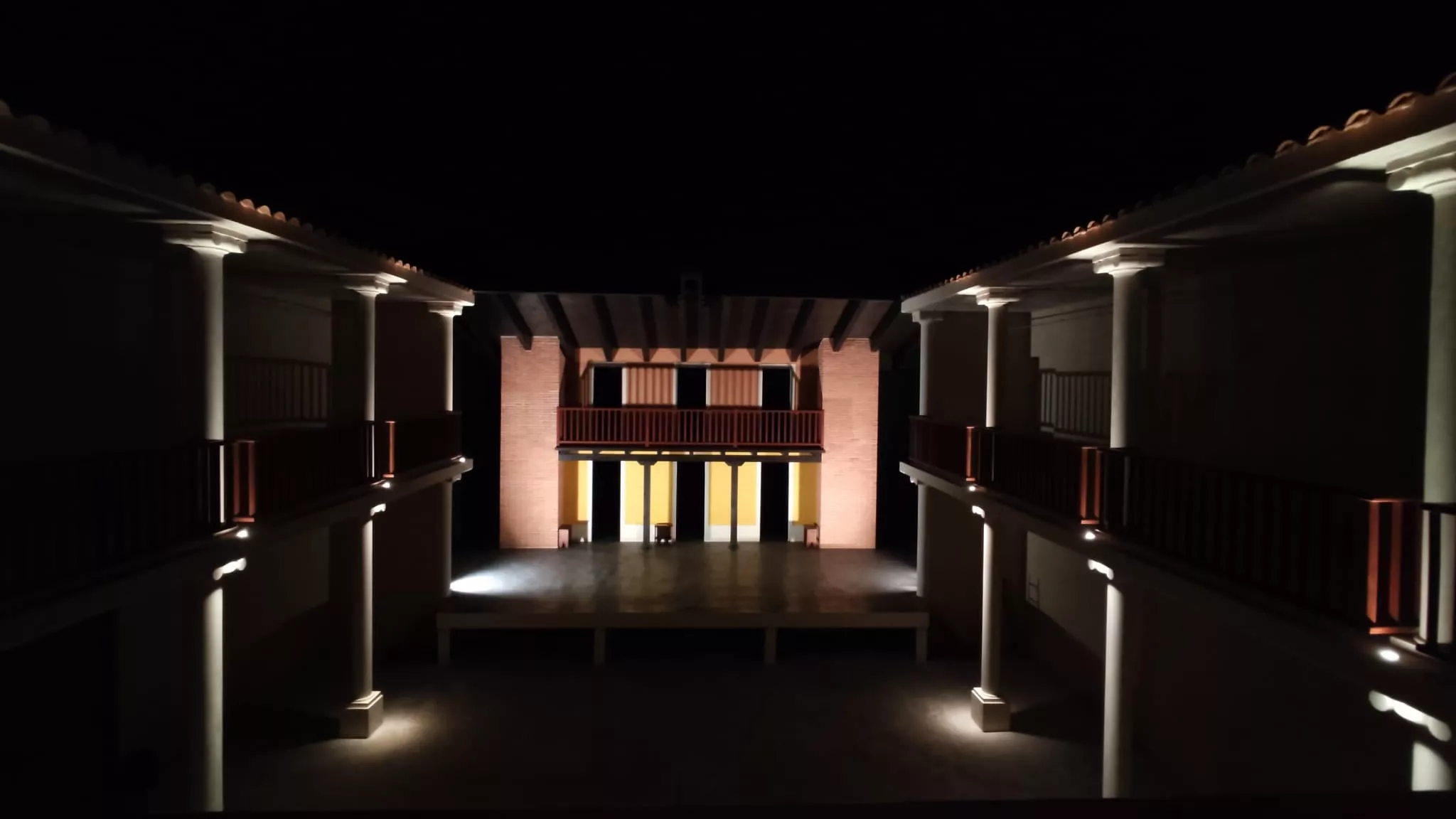 A golpe de vara para meter en vereda a los caballeros y sutileza para acomodar a las damas. Fotos Roberto Nistal y Luis Casáus